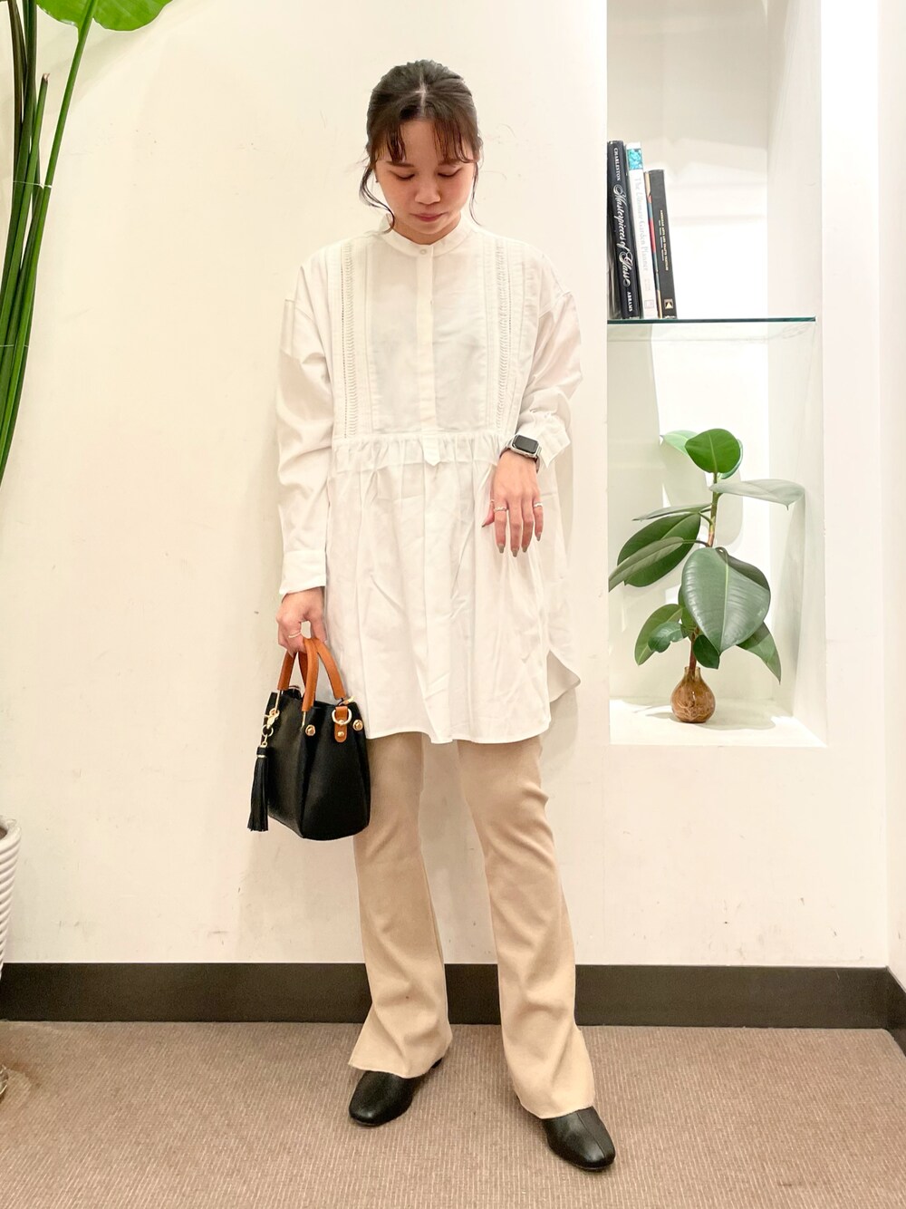 「URBAN RESEARCH DOORS、URBAN RESEARCH DOORS WOMENS、アーバンリサーチドアーズ、RODE SKO、ワントーンコーデ、ベージュ、ベージュコーデ、タックブラウス、ピンタック、ピンタックシャツ、秋コーデ」｜「URBAN RESEARCH DOORSの2WAYピンタックブラウス（シャツ/ブラウス、ホワイト系）」を使った、ホンダ マユさん（レディース・152cm）の秋コーディネートの1枚目の写真