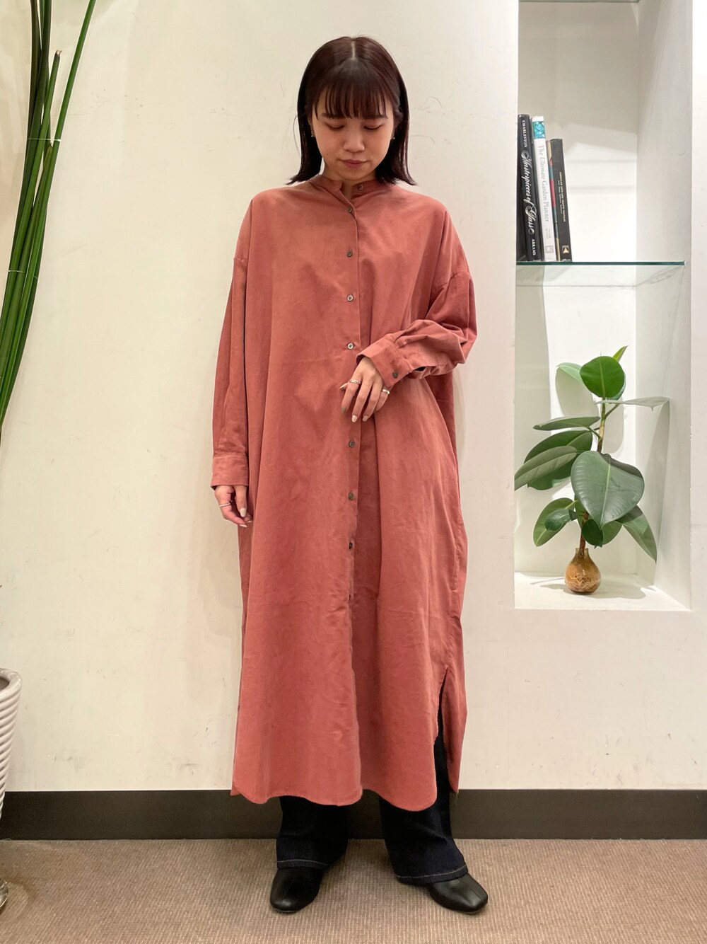 「URBAN RESEARCH DOORS、URBAN RESEARCH DOORS WOMENS、アーバンリサーチドアーズ、コーデュロイ、コーデュロイワンピ、ピンクコーデ、コーラルピンク、低身長コーデ、ビッグシルエット、大人カジュアル」｜「URBAN RESEARCH DOORSのフレアデニムパンツ（デニムパンツ、ブルー系）」を使った、ホンダ マユさん（レディース・152cm）の秋コーディネートの1枚目の写真