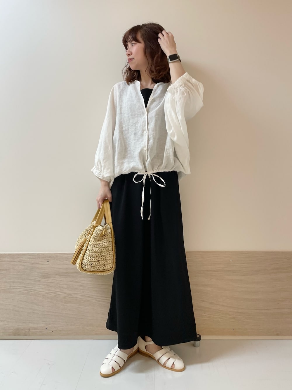 「URBAN RESEARCH DOORS、URBAN RESEARCH DOORS WOMENS、アーバンリサーチドアーズ、リネン、レイヤードスタイル、ワンピース、モノトーンコーデ、シンプルコーデ、大人カジュアル、春夏コーデ、お出かけコーデ、休日スタイル、低身長コーデ、骨格ストレート、グルカサンダル」｜「URBAN RESEARCH DOORSのリネンドロストドルマンブラウス（シャツ/ブラウス、ホワイト系）」を使った、ホンダ マユさん（レディース・152cm）の春コーディネートの1枚目の写真