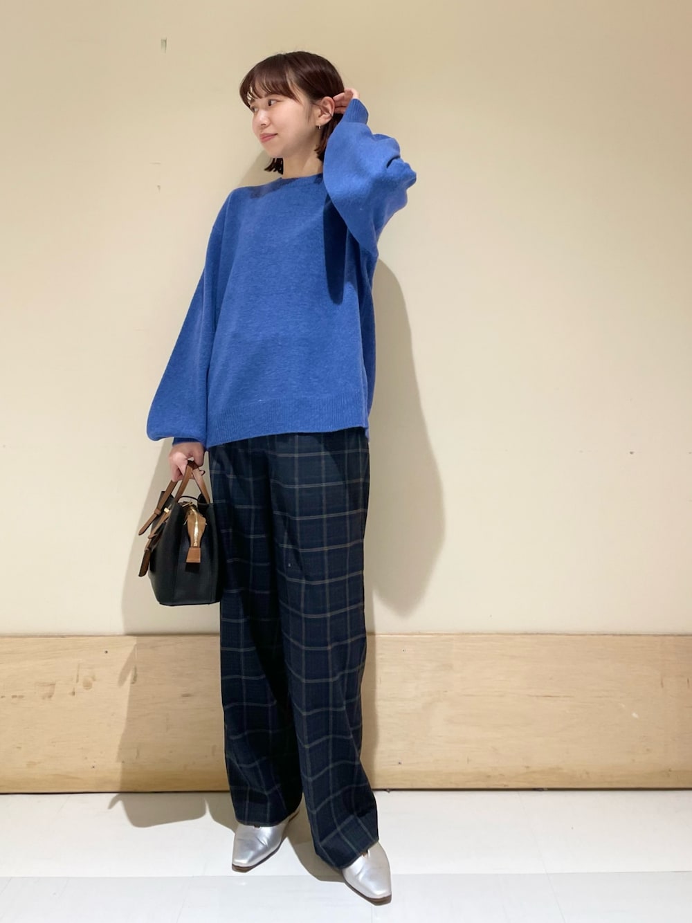 ブルー系のニット/セーター、ブルー系のその他パンツ、シルバー系のパンプスを着用したレディースの冬コーディネートの1枚目の写真