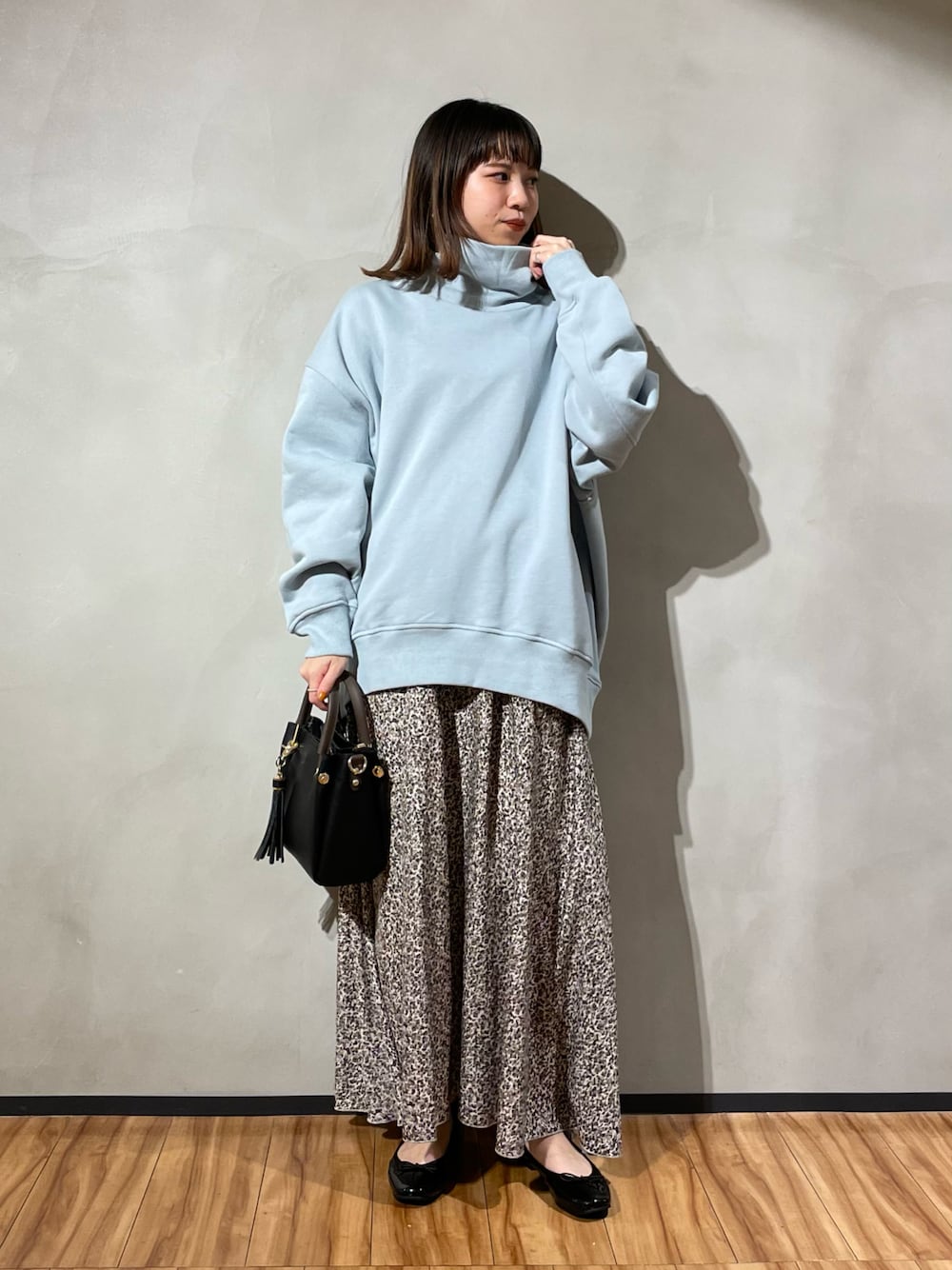 「URBAN RESEARCH DOORS WOMENS、URBAN RESEARCH DOORS、アーバンリサーチドアーズ、スウェット、タートルネック、裏起毛、裏起毛スウェット、レオパード、レオパードスカート、低身長、152cm、152cmコーデ」｜「URBAN RESEARCH DOORSのミニレオパードプリントスカート（スカート、ベージュ系）」を使った、ホンダ マユさん（レディース・152cm）の秋コーディネートの1枚目の写真