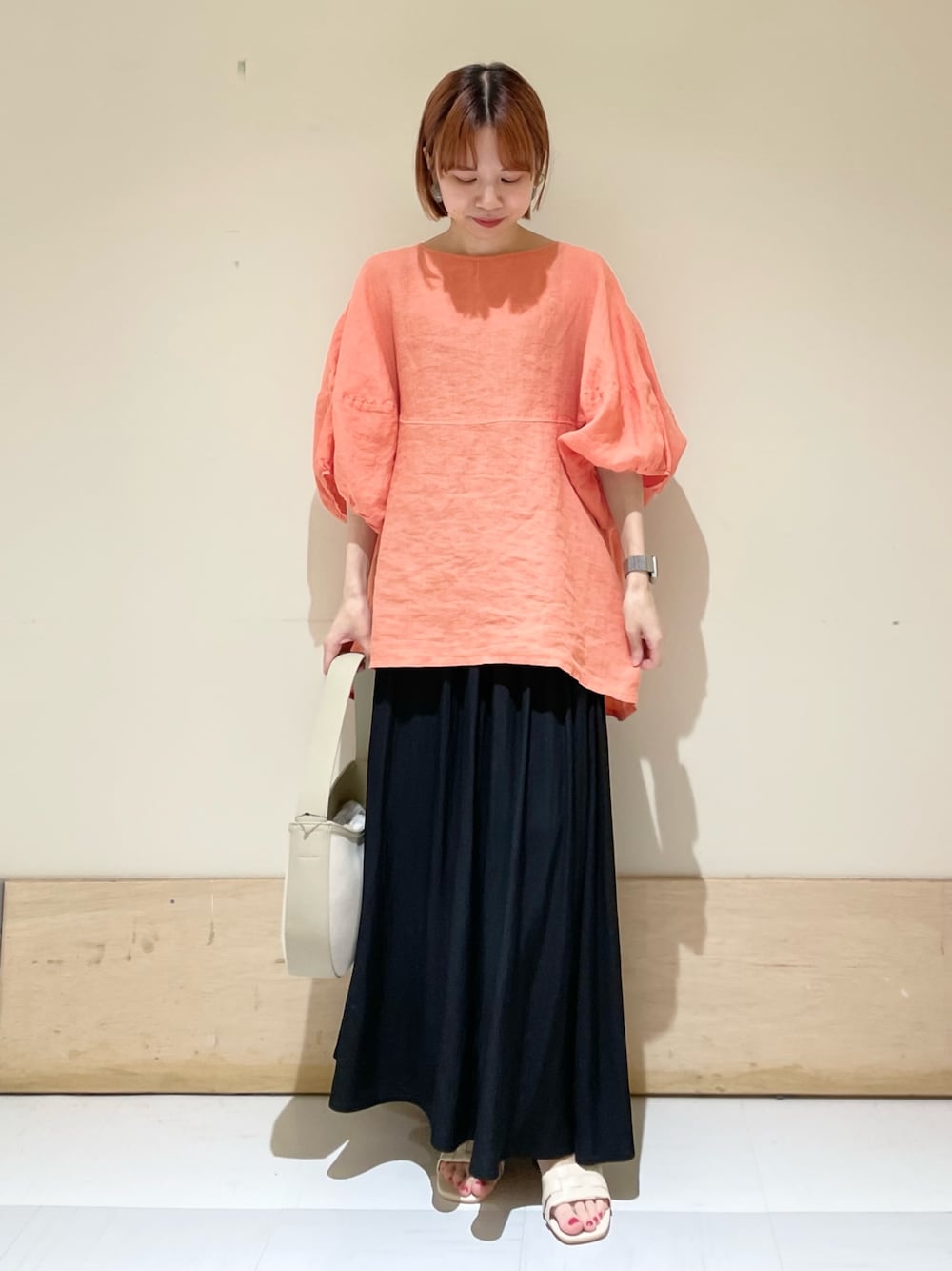 「URBAN RESEARCH DOORS、URBAN RESEARCH DOORS WOMENS、アーバンリサーチドアーズ、リネンブラウス、コーラルピンク、オレンジ、ロングスカート、ギャザースカート、初夏コーデ、春夏コーデ、シンプルコーデ、休日スタイル、ラクチンコーデ、カジュアルコーデ、低身長コーデ」｜「URBAN RESEARCH DOORSのカッセンギャザーロングスカート（スカート、ブラック系）」を使った、ホンダ マユさん（レディース・152cm）の春コーディネートの1枚目の写真
