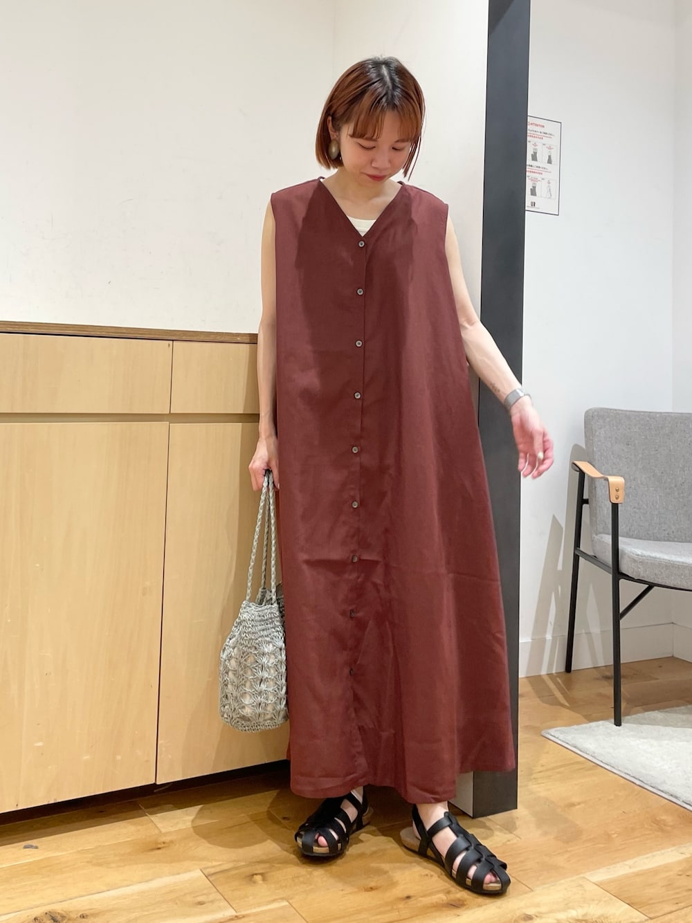「URBAN RESEARCH DOORS、URBAN RESEARCH DOORS WOMENS、アーバンリサーチドアーズ、ワンピース、リネン、リネンワンピース、2wayワンピース、グルカサンダル、休日スタイル、春夏コーデ、お出かけコーデ、きれいめカジュアル、ロデスコ、シンプルコーデ、低身長」｜「RODE SKOのラフソールグルカサンダル（サンダル、ブラック系）」を使った、ホンダ マユさん（レディース・152cm）の夏コーディネートの1枚目の写真