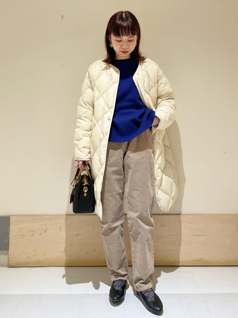 「URBAN RESEARCH DOORS、URBAN RESEARCH DOORS WOMENS、アーバンリサーチドアーズ、ブルー、ブルーニット、キルトコート、ダウンコート、ライトダウン、イージーパンツ、コーデュロイ、コーデュロイパンツ」｜「URBAN RESEARCH DOORSのハミルトンウールボートネックプルオーバー（ニット/セーター、ブルー系）」を使った、ホンダ マユさん（レディース・152cm）の冬コーディネートの1枚目の写真