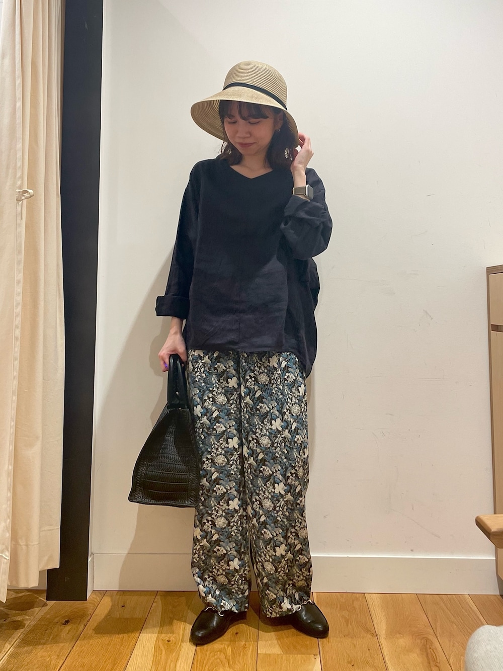 グレー系のその他パンツ、ブラック系のハンドバッグ、ブルー系のシャツ/ブラウスを着用したレディースの春コーディネートの1枚目の写真