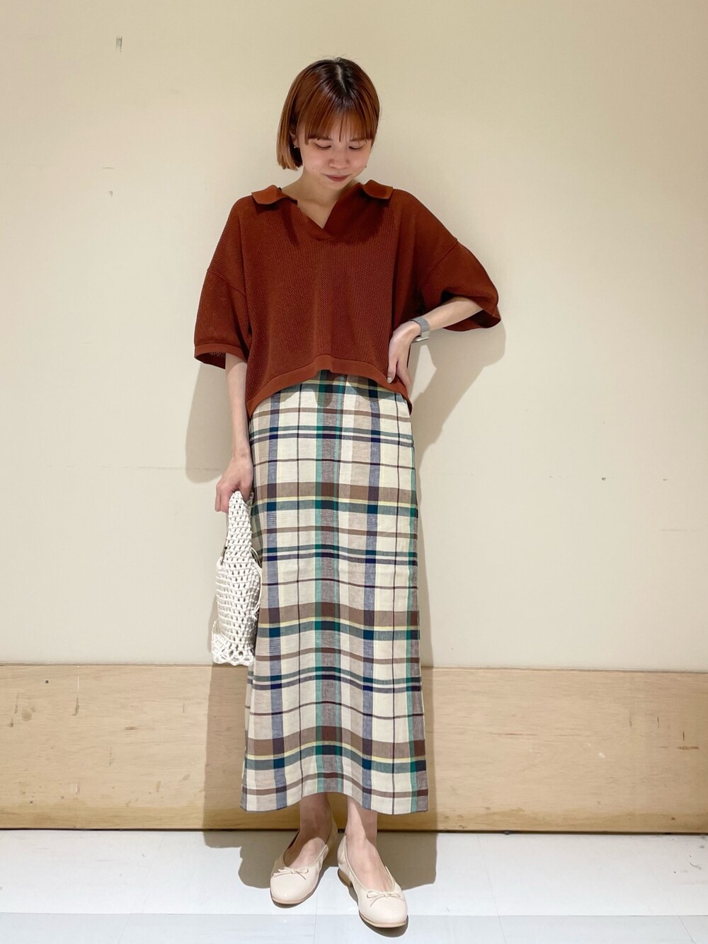 「URBAN RESEARCH DOORS、URBAN RESEARCH DOORS WOMENS、アーバンリサーチドアーズ、メッシュ、メッシュトップス、ショート丈トップス、チェック、チェックスカート、タイトスカート、お出かけコーデ日記、シンプルコーデ、春夏コーデ、初夏コーデ、休日スタイル、バレエシューズ」｜「FORK&SPOONのFORK&SPOON　クロップドメッシュトップス（ニット/セーター、オレンジ系）」を使った、ホンダ マユさん（レディース・152cm）の春コーディネートの1枚目の写真