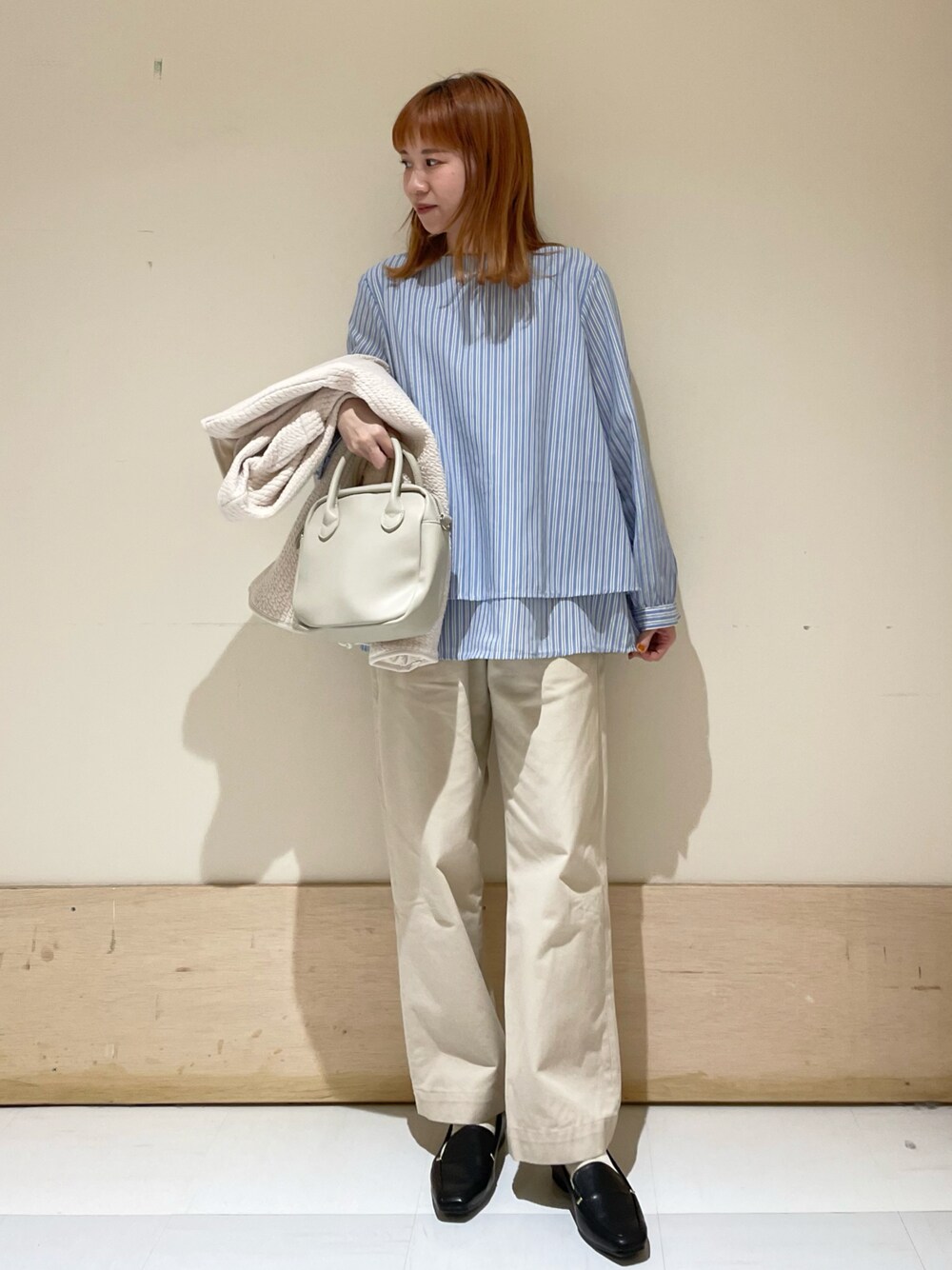 「URBAN RESEARCH DOORS、URBAN RESEARCH DOORS WOMENS、アーバンリサーチドアーズ、ストライプシャツ、ストライプ、レイヤードスタイル、チノパン、キルトジャケット、春アウター、ローファー、春コーデ、お出かけコーデ、大人コーデ、ゆったりコーデ、低身長コーデ」｜「URBAN RESEARCH DOORSのハイウエストチノパンツ（チノパンツ、ベージュ系）」を使った、ホンダ マユさん（レディース・152cm）の春コーディネートの1枚目の写真