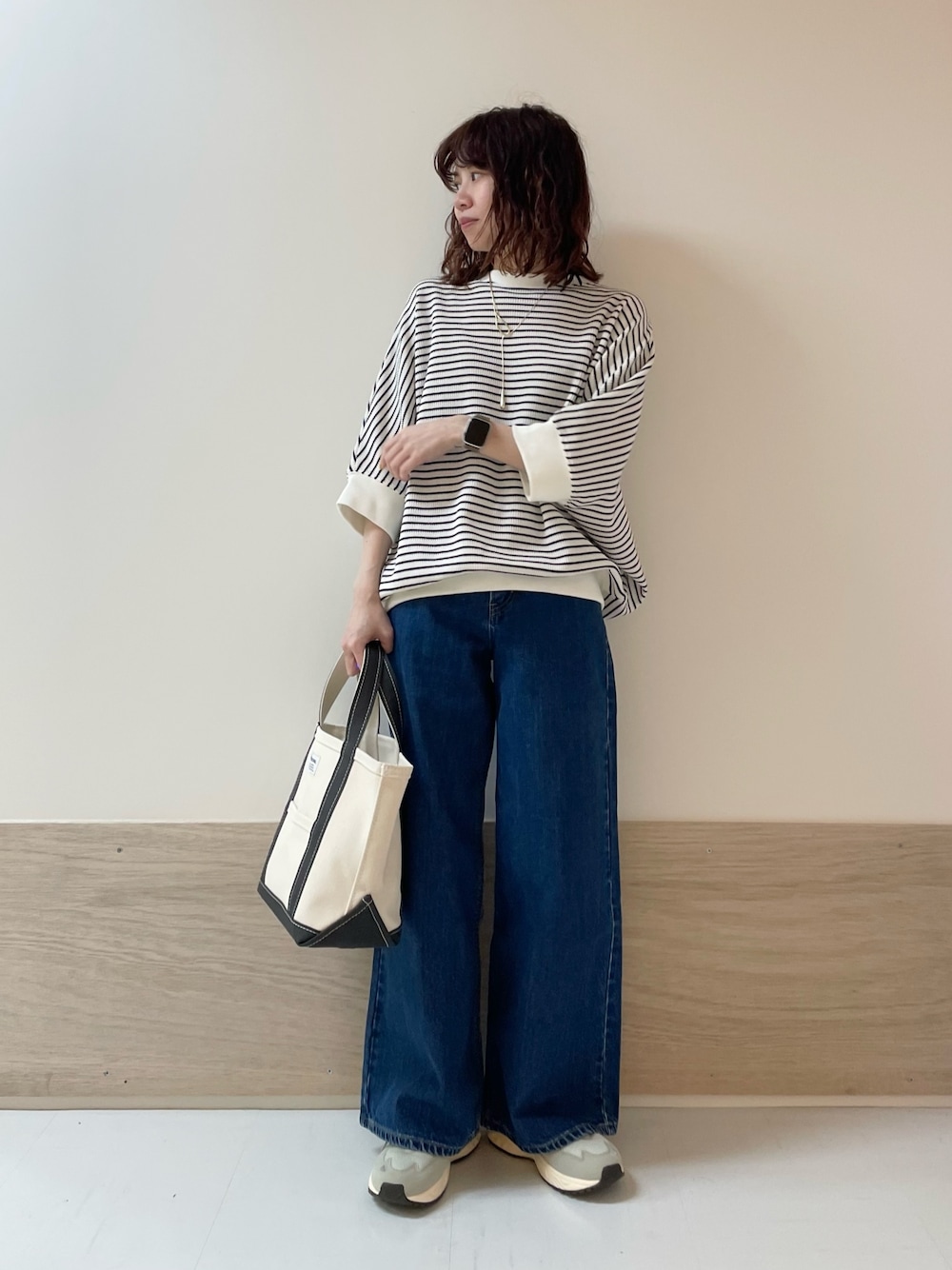 「URBAN RESEARCH DOORS、URBAN RESEARCH DOORS WOMENS、アーバンリサーチドアーズ、ボーダー、デニム、ワイドデニム、カジュアル、春夏コーデ、休日スタイル、お出かけコーデ、きれいめカジュアル、大人カジュアル、低身長、骨格ストレート、スポーツミックス」｜「URBAN RESEARCH DOORSのタックフライスワイドTシャツ（Tシャツ/カットソー、ホワイト系）」を使った、ホンダ マユさん（レディース・152cm）の春コーディネートの1枚目の写真