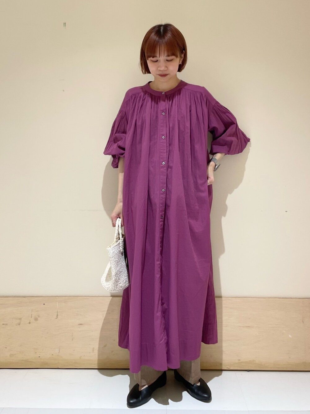 パープル系のワンピース、ブラウン系のその他パンツ、ブラック系のパンプスを着用したレディースの春コーディネートの1枚目の写真