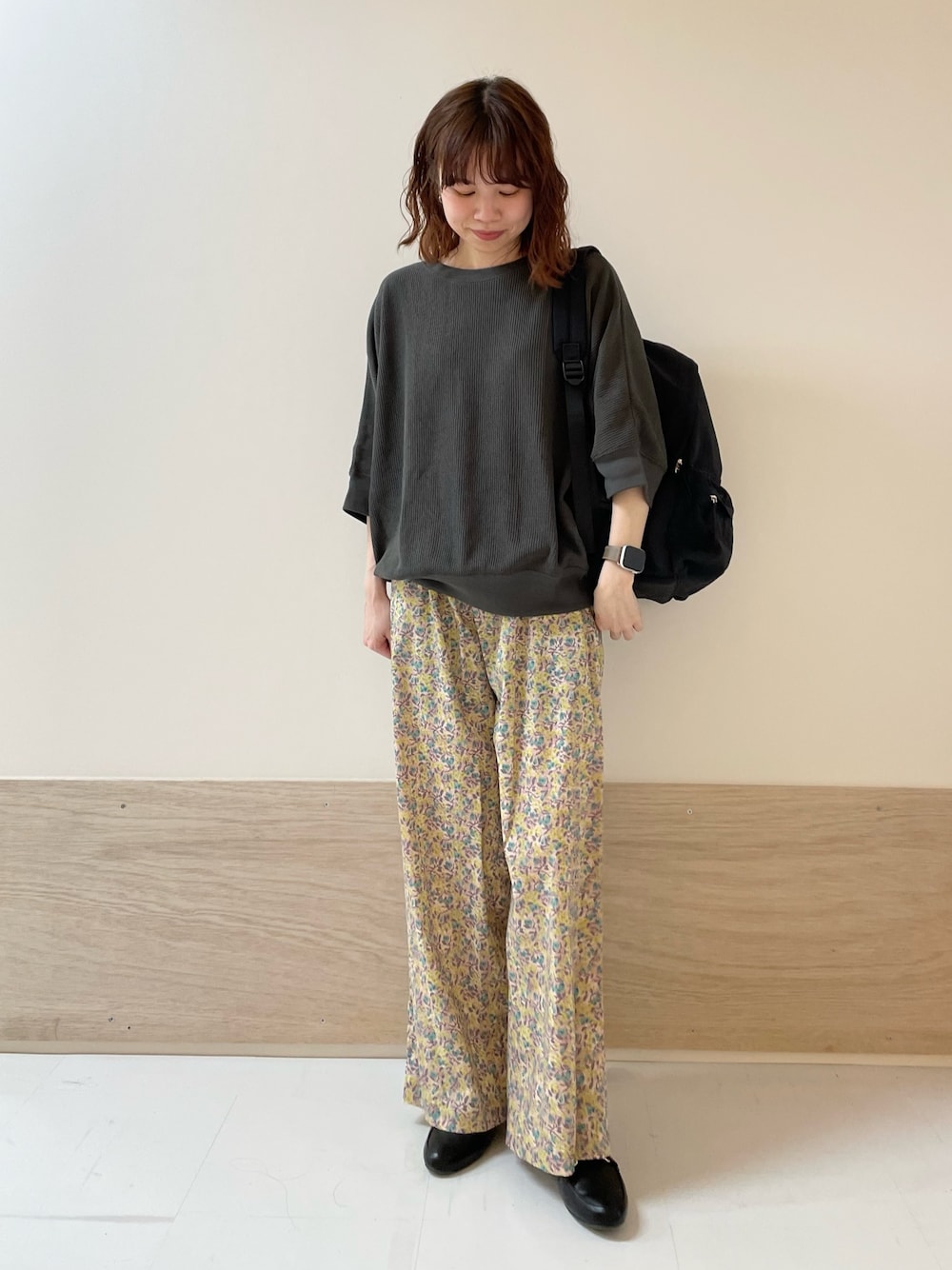 「URBAN RESEARCH DOORS、URBAN RESEARCH DOORS WOMENS、アーバンリサーチドアーズ、かぐれ、リバティ、イージーパンツ、春夏コーデ、きれいめカジュアル、お出かけコーデ、休日スタイル、低身長、低身長コーデ、骨格ストレート、シンプルコーデ、楽チンコーデ」｜「URBAN RESEARCH DOORSのウォッシャブルマルチ収納リュック（バックパック/リュック、ブラック系）」を使った、ホンダ マユさん（レディース・152cm）の春コーディネートの1枚目の写真