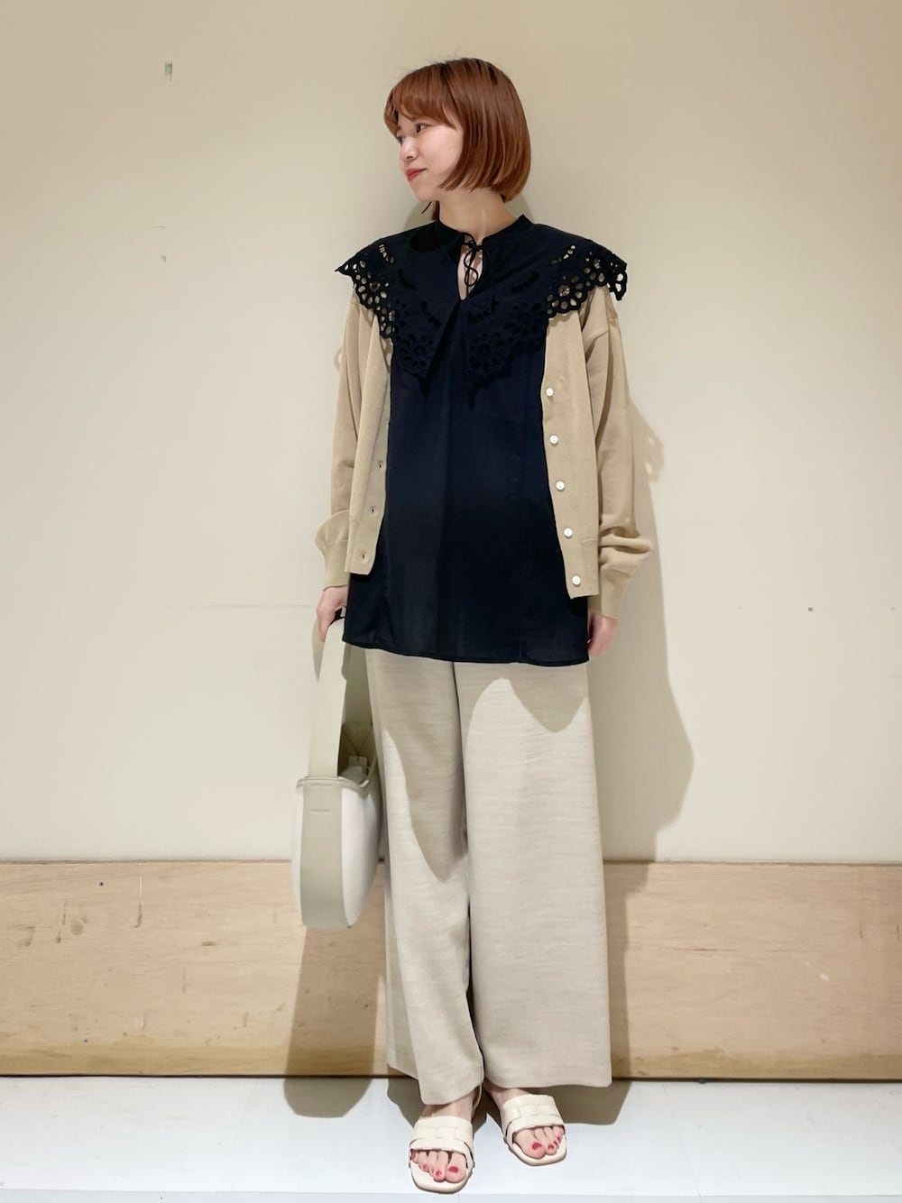 「URBAN RESEARCH DOORS、URBAN RESEARCH DOORS WOMENS、アーバンリサーチドアーズ、スカラップ、襟付きトップス、カーディガン、休日スタイル、シンプルコーデ、レイヤードスタイル、お出かけコーデ、きれいめカジュアル、低身長、低身長コーデ、骨格ウェーブ、ベージュ」｜「URBAN RESEARCH DOORSのコットンボイルスカラップブラウス（シャツ/ブラウス、ブラック系）」を使った、ホンダ マユさん（レディース・152cm）の夏コーディネートの1枚目の写真