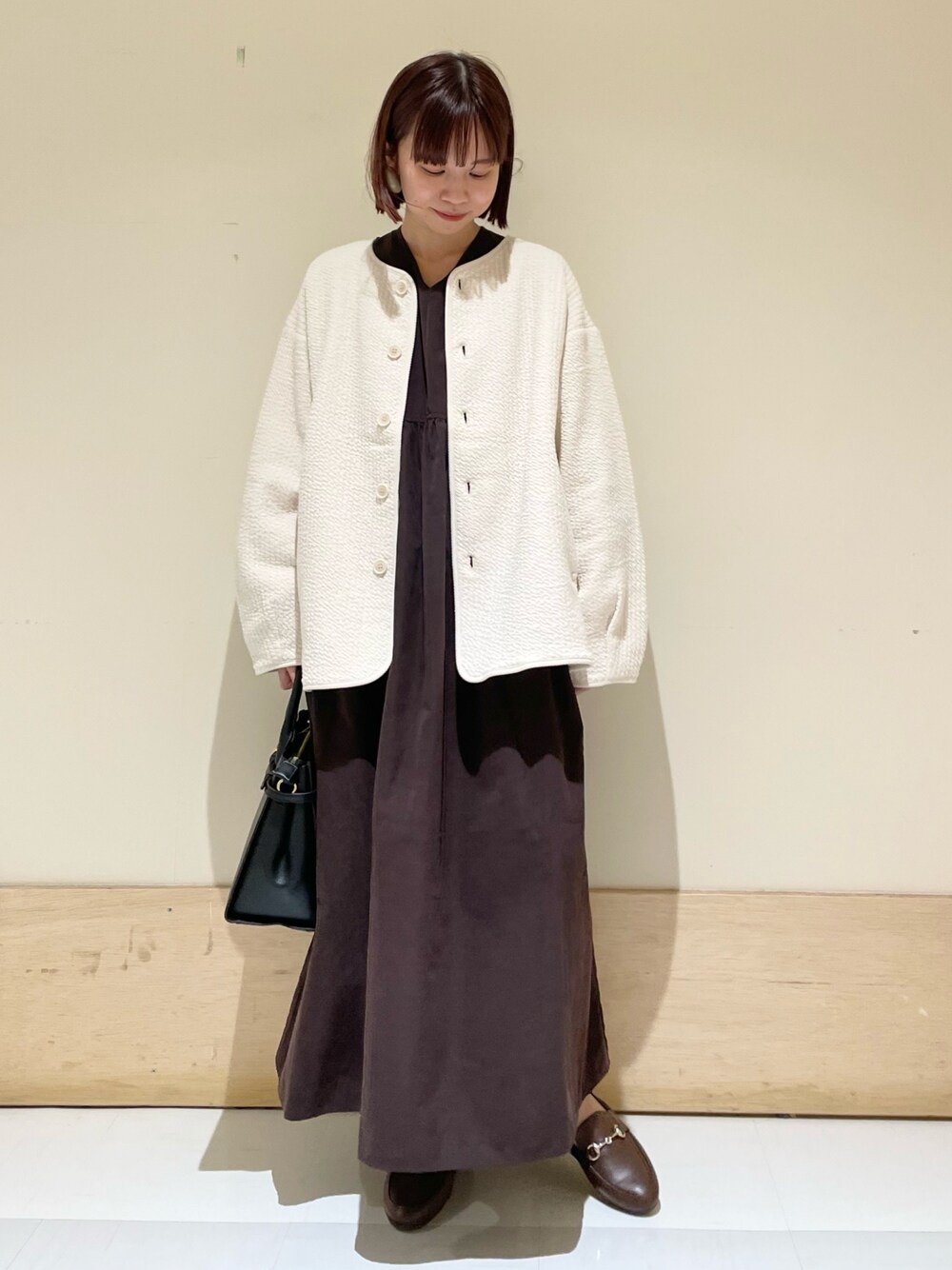 「URBAN RESEARCH DOORS WOMENS、URBAN RESEARCH DOORS、アーバンリサーチドアーズ、アウター、秋アウター、キルトジャケット、ワンピース、ギャザーワンピース、ローファー、ビッグシルエット、お出かけコーデ、ファッションを楽しもう、きれいめカジュアル、冬コーデ、大人カジュアル」｜「URBAN RESEARCH DOORSのVネックギャザーワンピース（ワンピース、ブラウン系）」を使った、ホンダ マユさん（レディース・152cm）の秋コーディネートの1枚目の写真