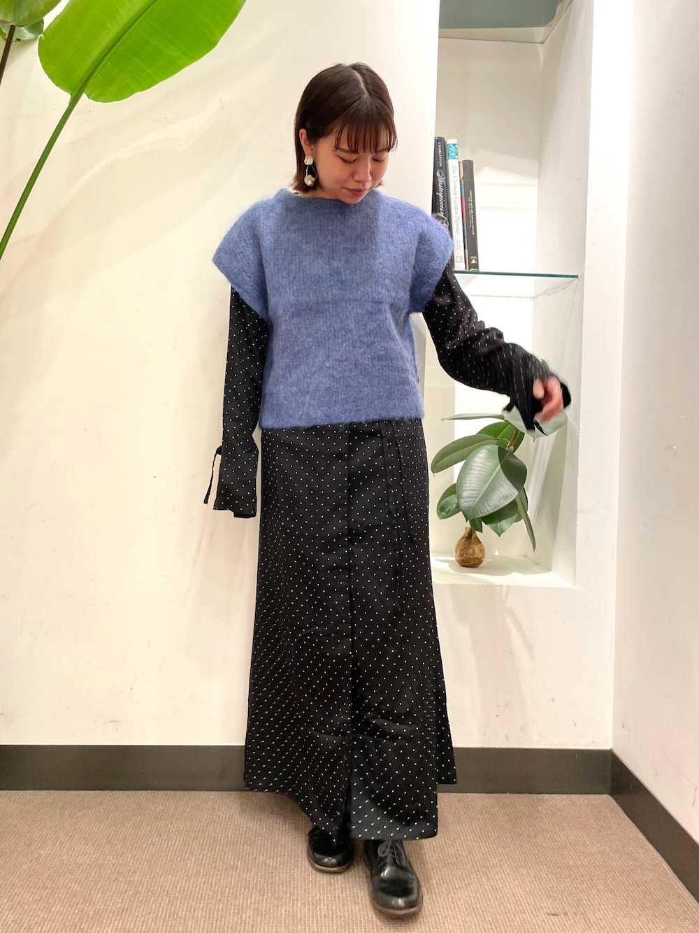 「URBAN RESEARCH DOORS WOMENS、URBAN RESEARCH DOORS、アーバンリサーチドアーズ、siiwa、ドット、ドットワンピ」｜「siiwaのアイテム（ワンピース/ドレス、ブラック系）」を使った、ホンダ マユさん（レディース・152cm）の秋コーディネートの1枚目の写真