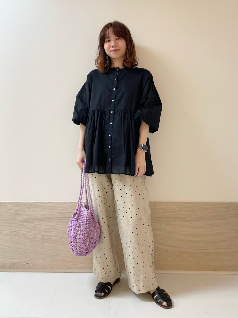 「URBAN RESEARCH DOORS、URBAN RESEARCH DOORS WOMENS、アーバンリサーチドアーズ、ブラウス、ドット、モノトーン、お出かけコーデ、休日スタイル、デートコーデ、きれいめカジュアル、大人カジュアル、春夏コーデ、ペーパーバッグ、低身長、骨格ストレート」｜「URBAN RESEARCH DOORSのコットンボイル2WAYブラウス（シャツ/ブラウス、ブラック系）」を使った、ホンダ マユさん（レディース・152cm）の春コーディネートの1枚目の写真