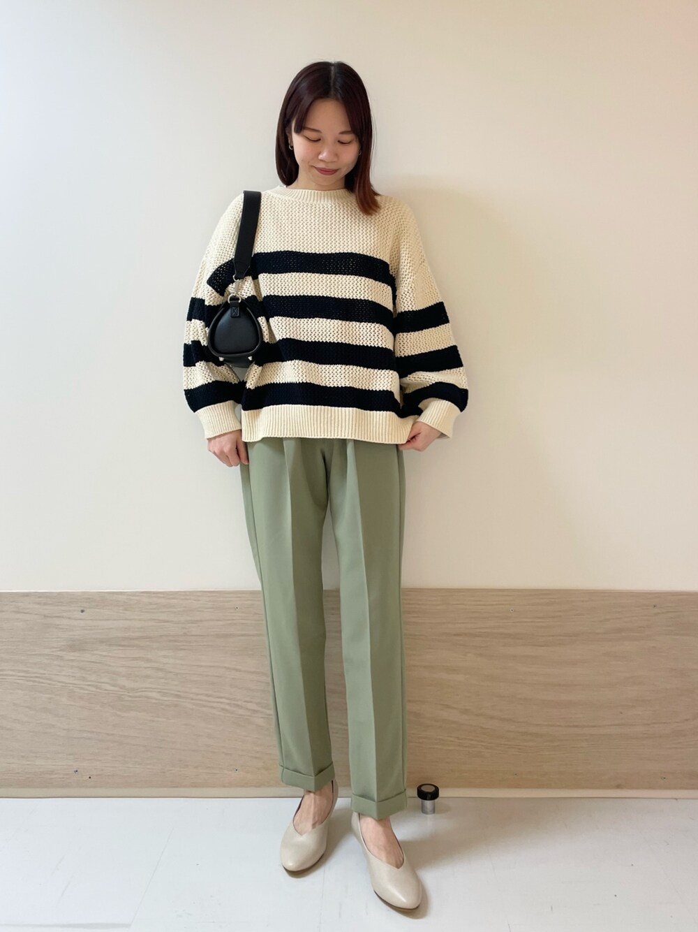 「URBAN RESEARCH DOORS、URBAN RESEARCH DOORS WOMENS、アーバンリサーチドアーズ、ボーダー、ボーダーニット、テーパードパンツ、カラーパンツ、春カラー、春先取り、春先取りコーデ、シンプルコーデ、きれいめカジュアル、淡色コーデ、低身長、骨格ストレート」｜「URBAN RESEARCH DOORSの2ストラップショルダーバッグ（ショルダーバッグ、ブラック系）」を使った、ホンダ マユさん（レディース・152cm）の冬コーディネートの1枚目の写真