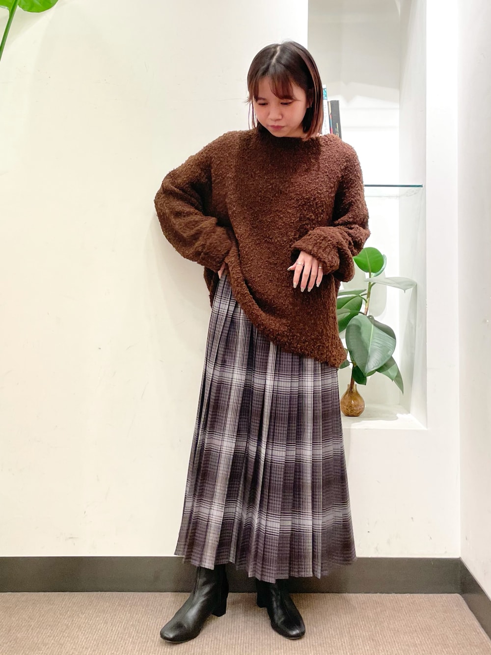 「URBAN RESEARCH DOORS、URBAN RESEARCH DOORS WOMENS、アーバンリサーチドアーズ、かぐれ、ブークレニット、チェック、チェックスカート、プリーツスカート、カジュアルコーデ、秋のコーデ」｜「かぐれのブークレーアルパカプルオーバー（ニット/セーター、ブラック系）」を使った、ホンダ マユさん（レディース・152cm）の秋コーディネートの1枚目の写真