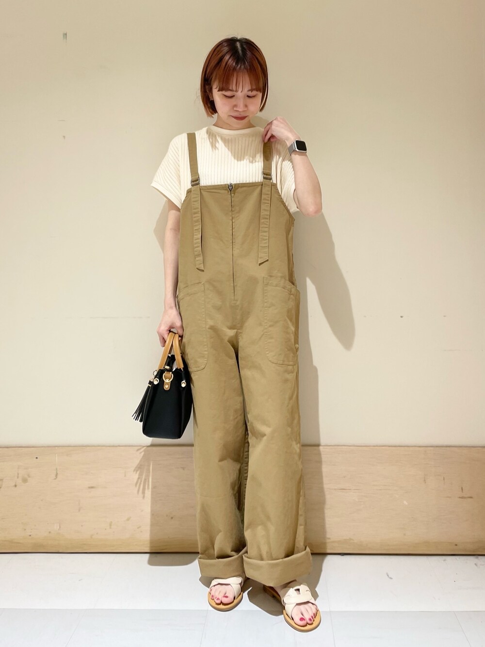 「URBAN RESEARCH DOORS、URBAN RESEARCH DOORS WOMENS、アーバンリサーチドアーズ、EKAL、サロペット、カジュアルコーデ、アウトドアスタイル、お出かけコーデ日記、春夏コーデ、初夏コーデ、休日スタイル、低身長、低身長コーデ、骨格ウェーブ、大人カジュアル」｜「EKALのエンジョイポケットサロペット（サロペット/オーバーオール、ベージュ系）」を使った、ホンダ マユさん（レディース・152cm）の春コーディネートの1枚目の写真