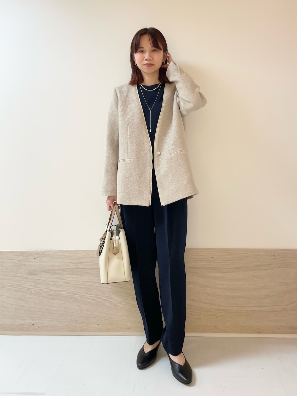 「URBAN RESEARCH DOORS、URBAN RESEARCH DOORS WOMENS、アーバンリサーチドアーズ、オケージョン、卒園式、卒業式、入学式、セットアップ、ジャケット、春ファッション、今日のコーデ、キレイめコーデ、低身長、低身長コーデ、骨格ストレート」｜「URBAN RESEARCH DOORSのツイードVネックロングジャケット（テーラードジャケット、グレー系）」を使った、ホンダ マユさん（レディース・152cm）の冬コーディネートの1枚目の写真