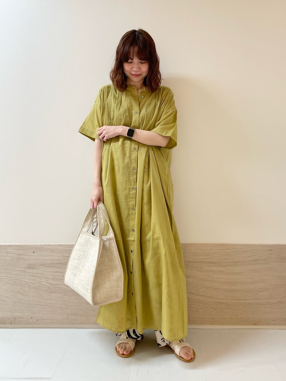 「URBAN RESEARCH DOORS、URBAN RESEARCH DOORS WOMENS、アーバンリサーチドアーズ、ワンピース、ギャザーワンピース、コットンボイル、黄色、イエローコーデ、春夏コーデ、お出かけコーデ、休日スタイル、低身長コーデ、骨格ストレート、きれいめカジュアル、シンプルコーデ」｜「URBAN RESEARCH DOORSのコットンボイルハーフスリーブワンピース（ワンピース、イエロー系）」を使った、ホンダ マユさん（レディース・152cm）の春コーディネートの1枚目の写真
