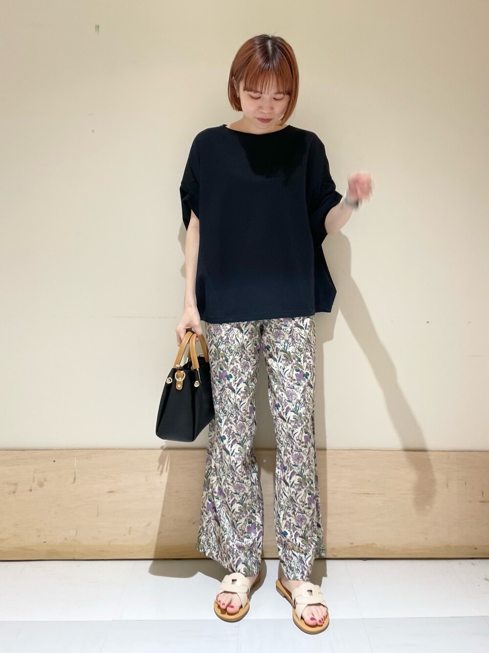 ブラック系のTシャツ/カットソー、ホワイト系のサンダル、パープル系のその他パンツを着用したレディースの春コーディネートの1枚目の写真