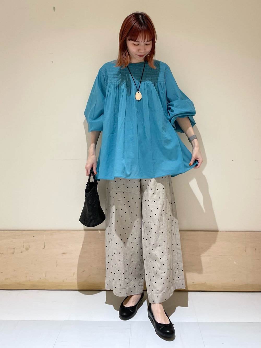 ベージュ系のその他パンツ、ブラック系のバレエシューズ、ブルー系のシャツ/ブラウスを着用したレディースの春コーディネートの1枚目の写真