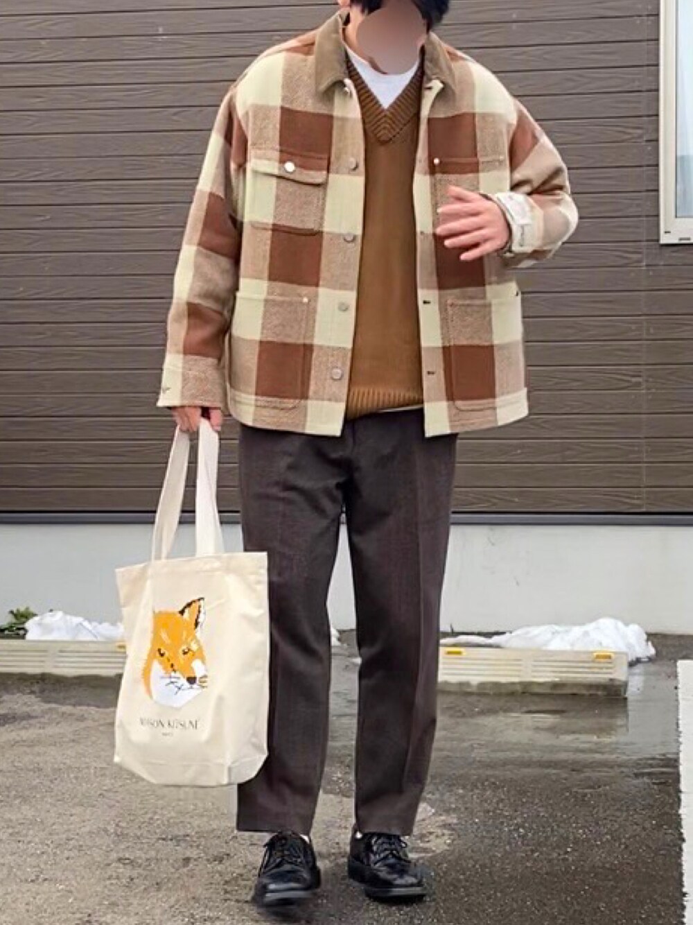 「チョコ色に染まれ、トリッカーズ、tricker's、トラディショナルウェザーウエア、Traditional Weatherwear、メゾンキツネ、MAISON KITSUNE、トートバッグ、ブラウンコーデ、ブラウン色に染まれ」｜「Maison KitsuneのTOTE BAG FOX HEAD（トートバッグ、ホワイト系）」を使った、Kenshiroさん（メンズ・177cm）の冬コーディネートの1枚目の写真