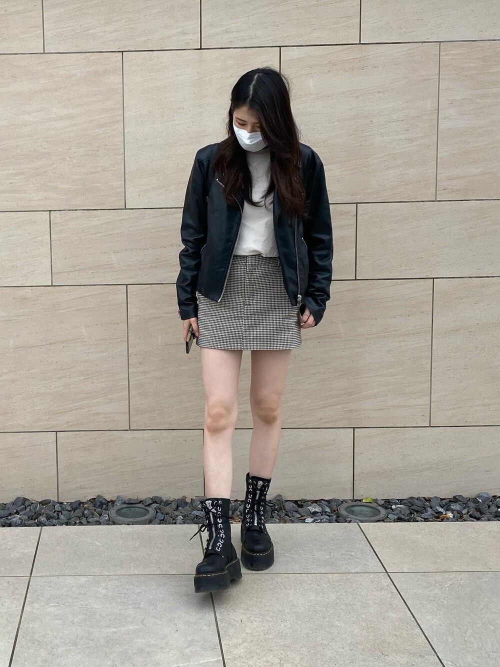 「大人カジュアル、今日のコーデ、スカートスタイル、シンプルコーデ、ZARA、UNIQLO、Dr.Martens」｜「UNIQLOのクルーネックT（半袖）（Tシャツ/カットソー、ホワイト系）」を使った、あやさん（レディース・165cm）の冬コーディネートの1枚目の写真