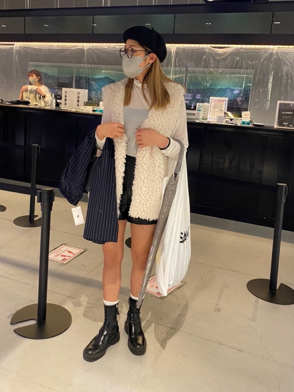 「ベレー帽、ベレー帽×メガネ、ファーベスト」｜「GRLのセンターラインレザーショートパンツ（その他パンツ、ブラック系）」を使った、あやさん（レディース・165cm）の秋コーディネートの1枚目の写真