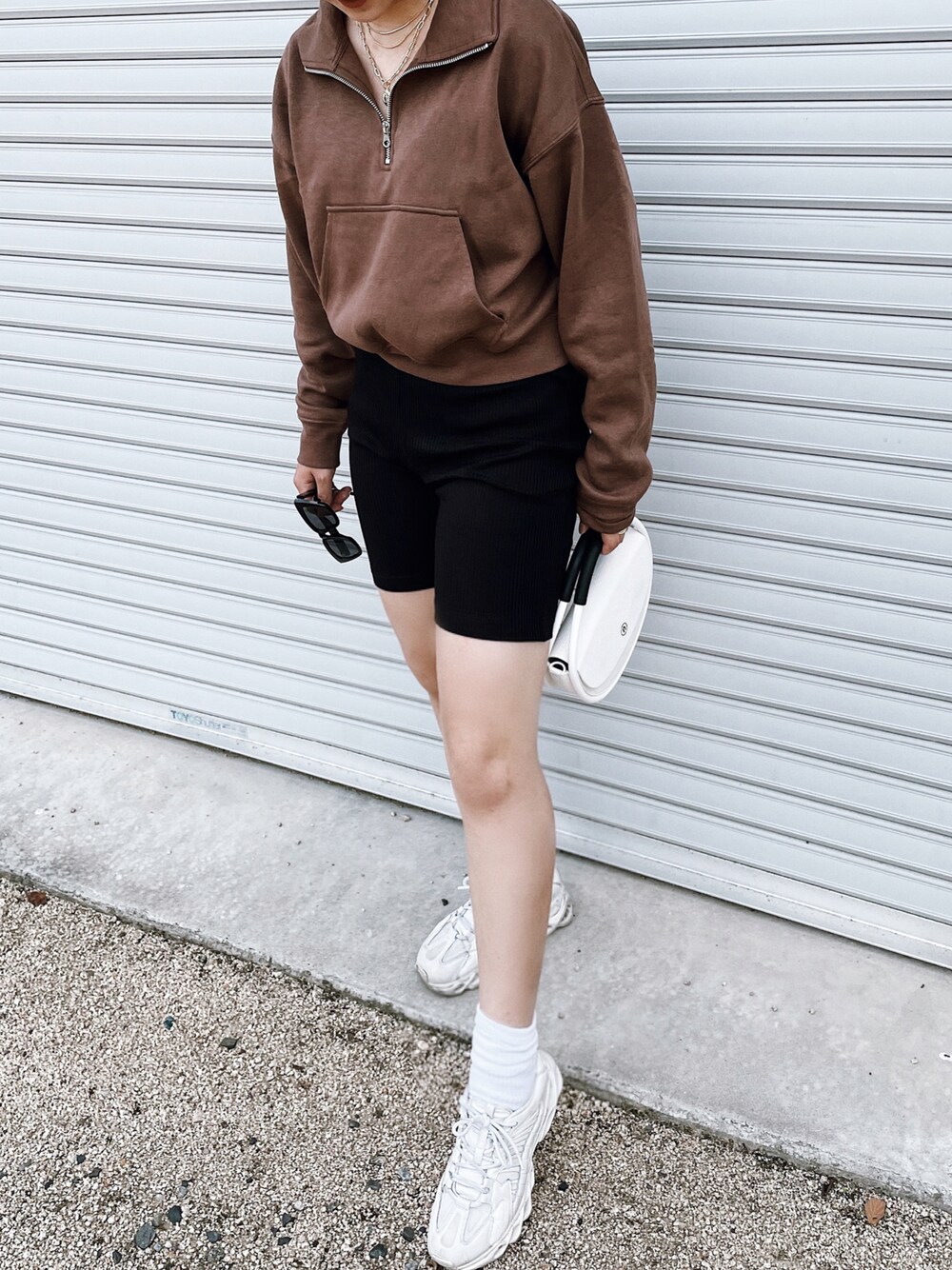 「秋のコーデ、休日スタイル、秋コーデ、ブラウン、ハーフジップ、スウェット、白スニーカー、ootd、今日のコーデ、海外ファッション」｜「H&Mのアイテム（スウェット、ブラウン系）」を使った、まりなさん（レディース・159cm）の秋コーディネートの1枚目の写真