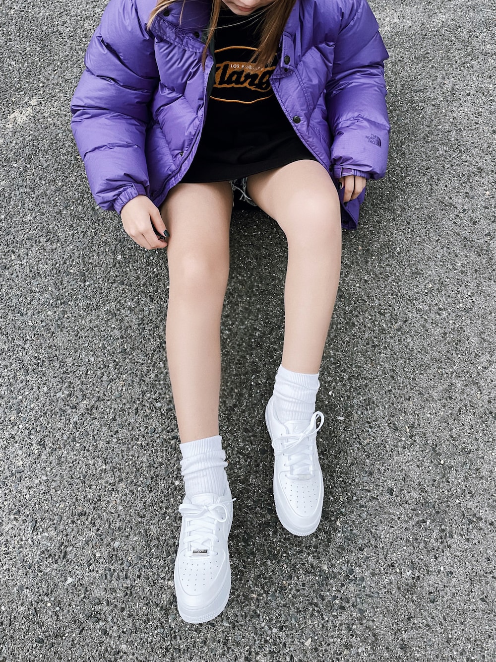 「ダウンジャケット、トレーナー、オーバーサイズ、スニーカーコーデ、白スニーカー、ootd、AF1、ゼブラ柄、お洒落さんとつながりたい、未来のWEARISTAプロジェクト」｜「XLARGEのRETRO CREW NECK SWEAT（スウェット、ブラック系）」を使った、まりなさん（レディース・159cm）の秋コーディネートの1枚目の写真