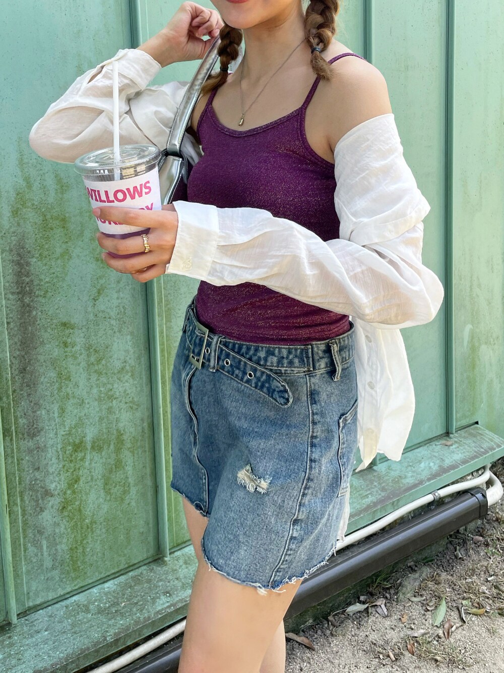 「休日コーデ、ミニスカート、デニムスカート、シャツコーデ、ootd、いいね、save、フォローお願いします🤑、デニム、シャツスタイル、シアーシャツ、キャミソール、キャップ、ニューエラ、今日のコーデ、summer、スニーカー」｜「古着のアイテム（キャミソール、パープル系）」を使った、まりなさん（レディース・159cm）の秋コーディネートの1枚目の写真