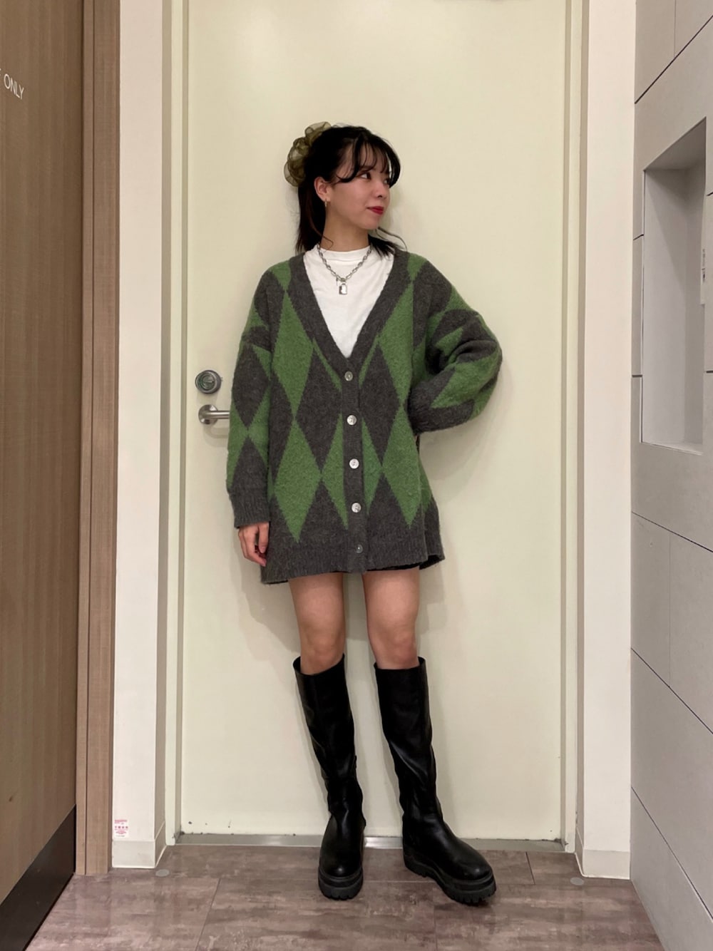 「JEANASiS、ジーナシス、カラーパレット、韓国ファッション、カラーニット、ビッグシルエット、レイヤードスタイル、シンプルコーデ、グリーン、カーディガン、ロングブーツ、Tシャツ、ロンT、ミニスカート、レザースカート」｜「JEANASISの5GダイヤガラキモウVカーディガン/258140（カーディガン/ボレロ、グリーン系）」を使った、Ayukaさん（レディース・159cm）の冬コーディネートの1枚目の写真
