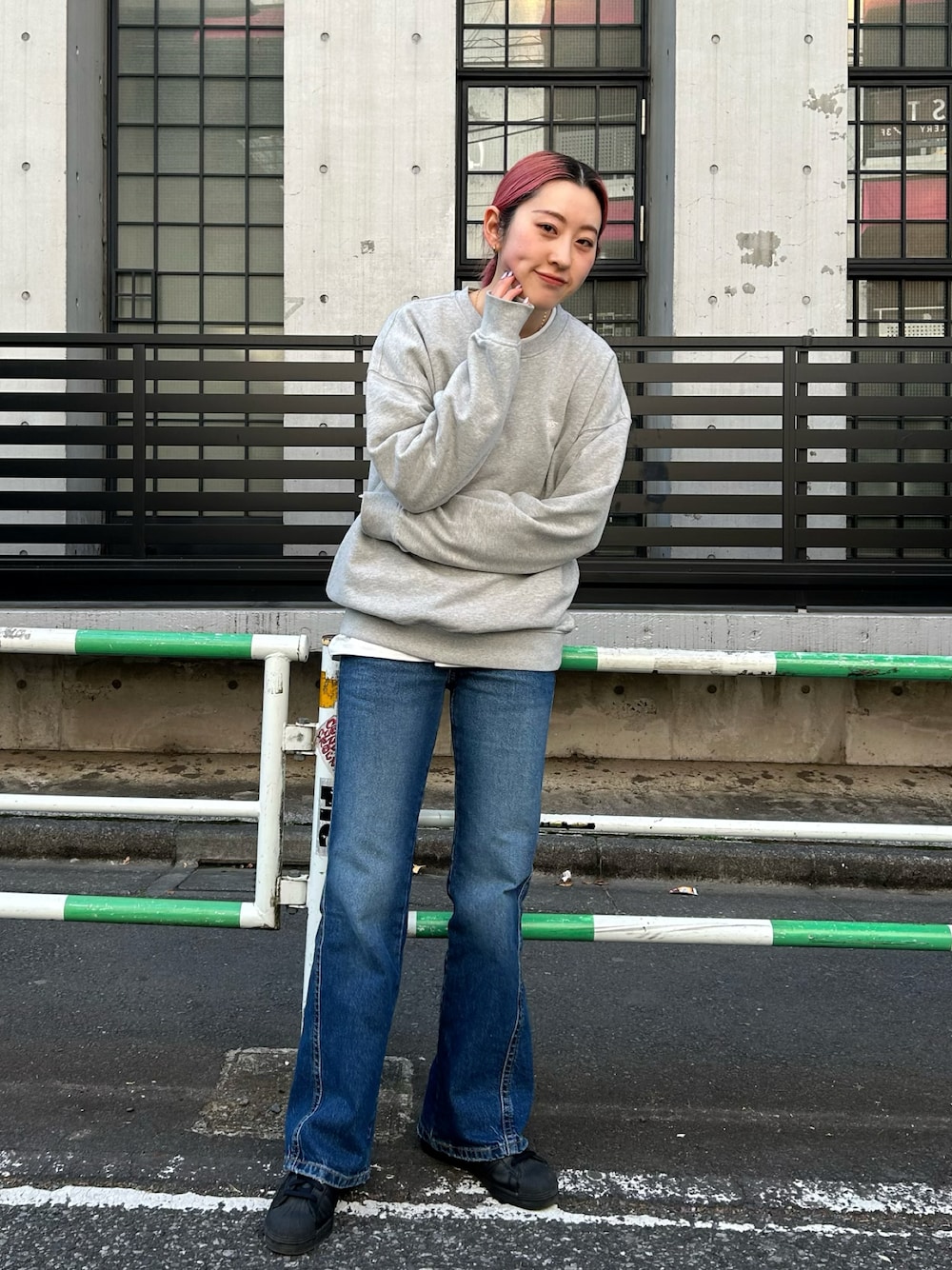 「リーバイス、ローライズ、ローライズフレア、フレアパンツ、スウェット、ラフ、シンプルコーデ、シンプル、パンツスタイル、出勤コーデ、スニーカーコーデ、ブーツカットパンツ、アディダス、スーパースター」｜「Levi'sのアイテム（デニムパンツ、ブルー系）」を使った、ハナさん（レディース・162cm）の冬コーディネートの1枚目の写真