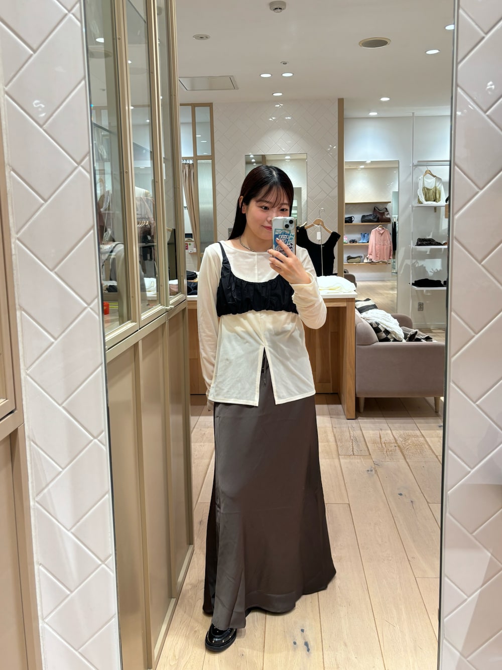 「スカート、ブラウン、ビスチェ、ビスチェコーデ、セットトップス、サテン、サテンスカート、秋服準備はじめました、厚底シューズ、大人ガーリー、着回しコーデ」｜「mysticのサテンマーメイドスカート（スカート、ブラウン系）」を使った、mamiさん（骨格ウェーブ・レディース・158cm）の秋コーディネートの1枚目の写真