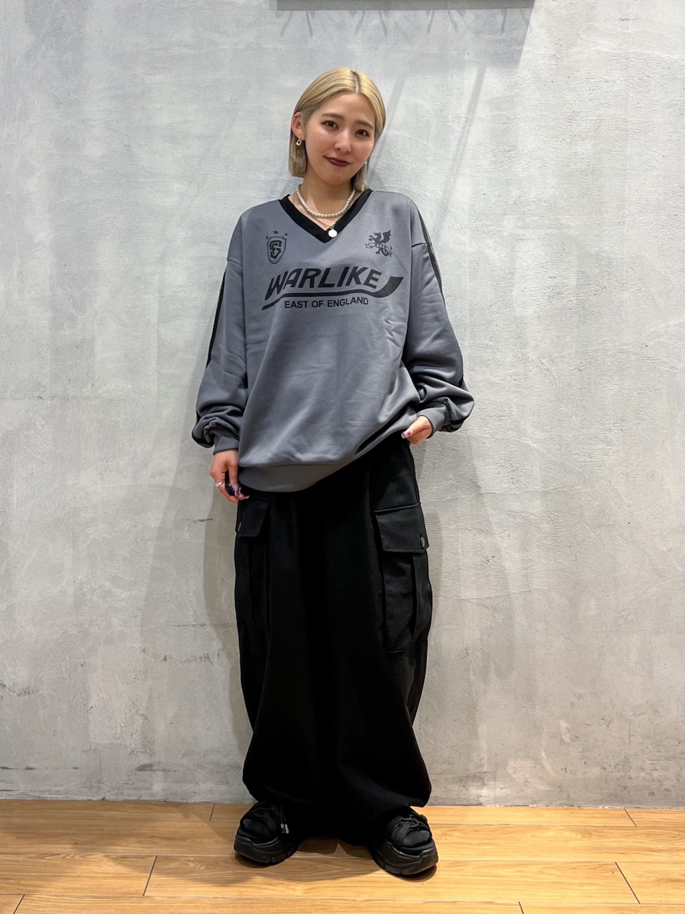 グレー系のその他トップス、ブラック系のカーゴパンツを着用したレディースの秋コーディネートの1枚目の写真