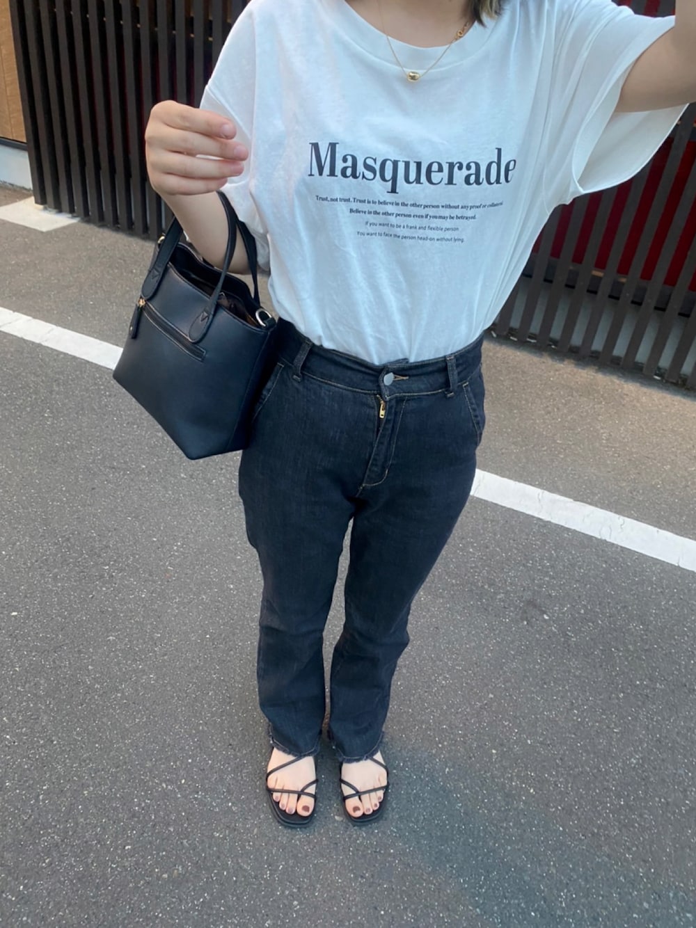 「RAY CASSINの10オンスデニムパンツ（デニムパンツ、ブルー系）」を使った、minaさん（レディース・153cm）の夏コーディネートの1枚目の写真