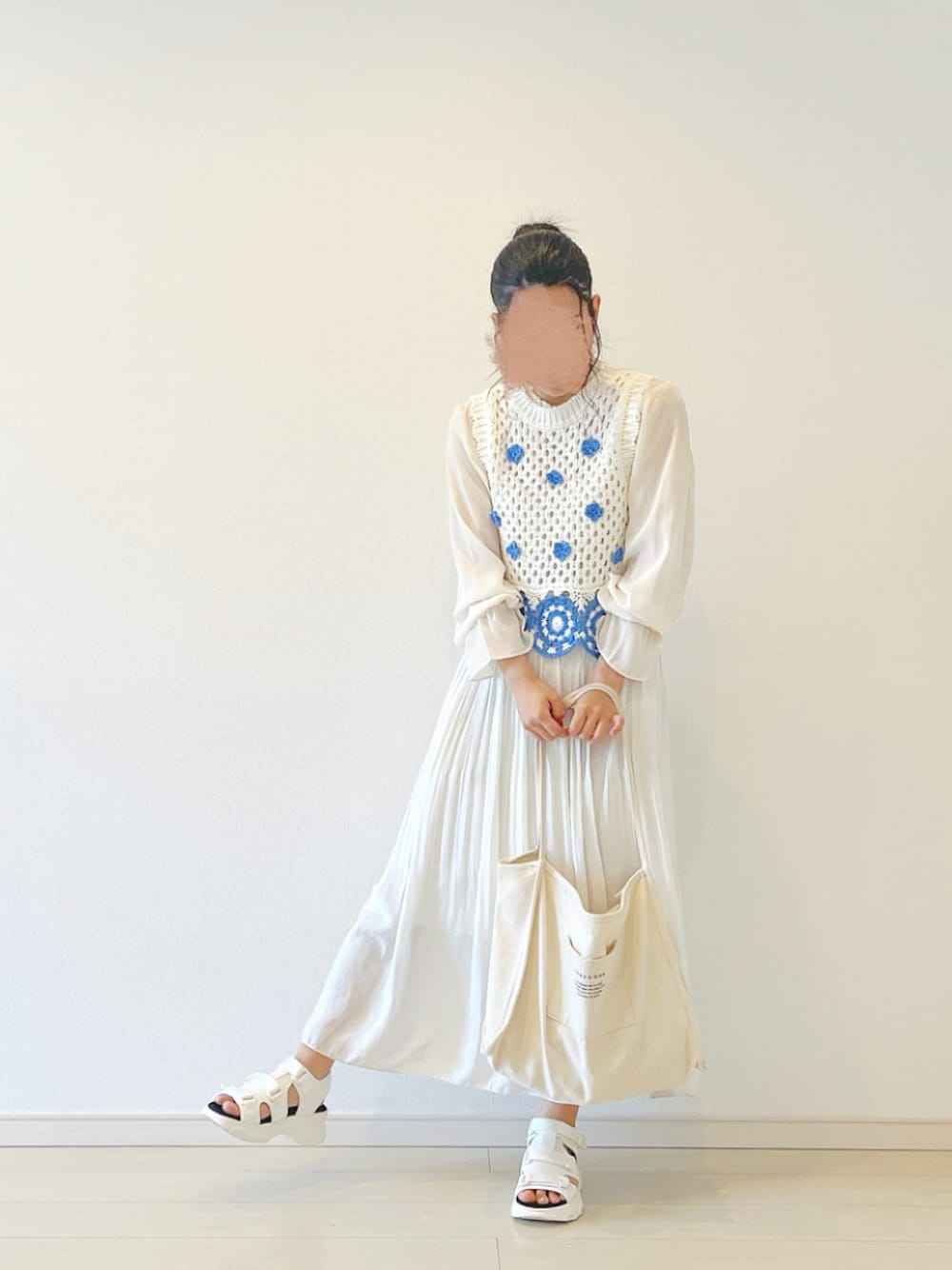 「ootd、おしゃれさんと繋がりたい、ガーリー、ホワイトコーデ、花柄、カフェ巡り」｜「PairPairの【ZOZO限定アイテム】ニットビスチェ付きフリルネックブラウス（シャツ/ブラウス、ベージュ系）」を使った、yuri*さん（レディース・152cm）の春コーディネートの1枚目の写真