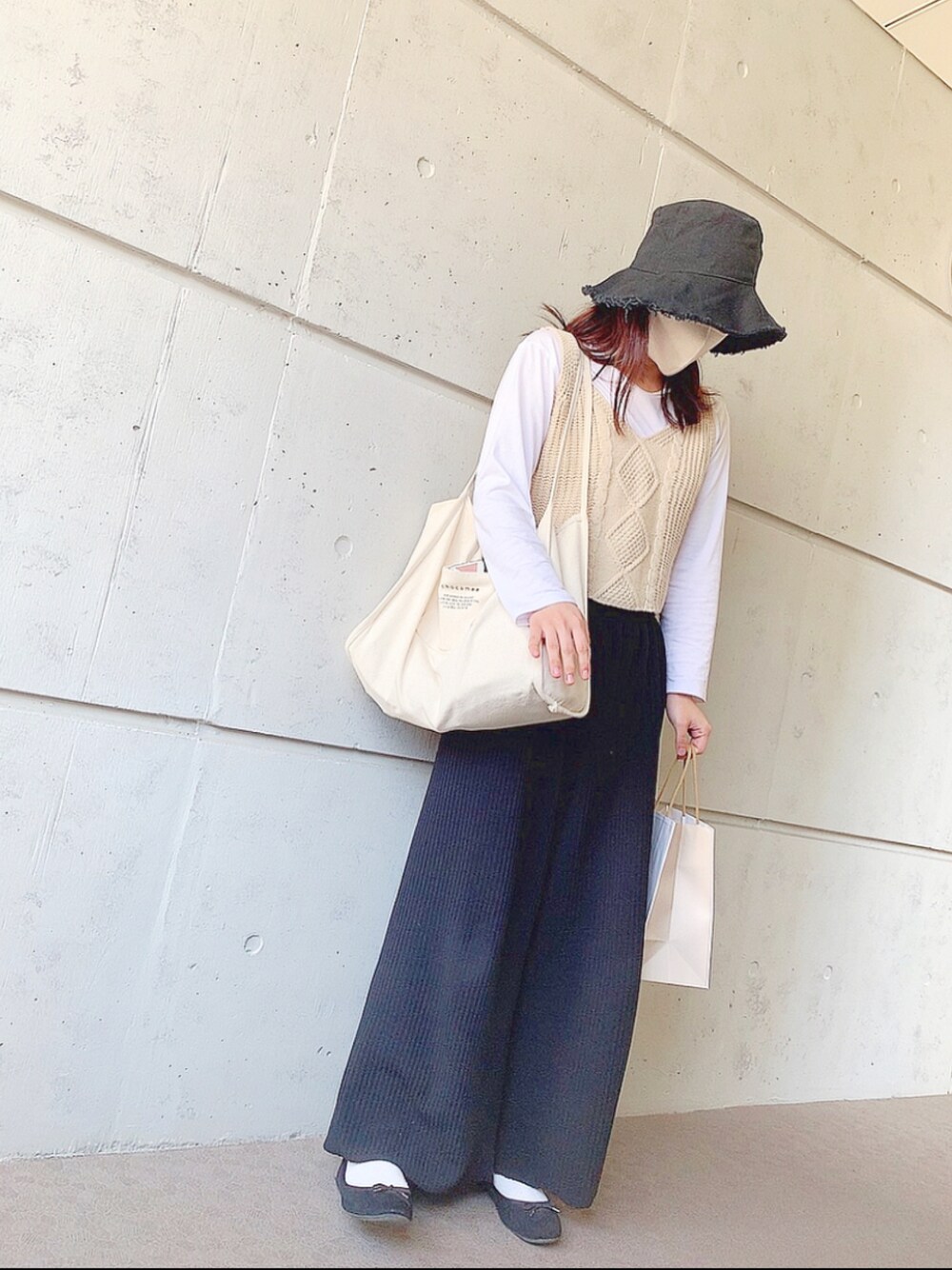 「今日のコーデ、ootd、バケットハット、ニットベスト、低身長コーデ、大人コーデ、カジュアル、プチプラコーデ」｜「古着のアイテム（ハット、ブラック系）」を使った、yuri*さん（レディース・152cm）の春コーディネートの1枚目の写真