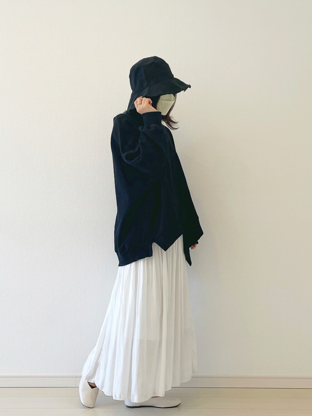 「ootd、今日のコーデ、カジュアルコーデ、低身長、ゆるコーデ、モノトーン、chocomee、お洒落さんとつながりたい」｜「chocomeeのオーバースウェット（スウェット、ブラック系）」を使った、yuri*さん（レディース・152cm）の秋コーディネートの1枚目の写真