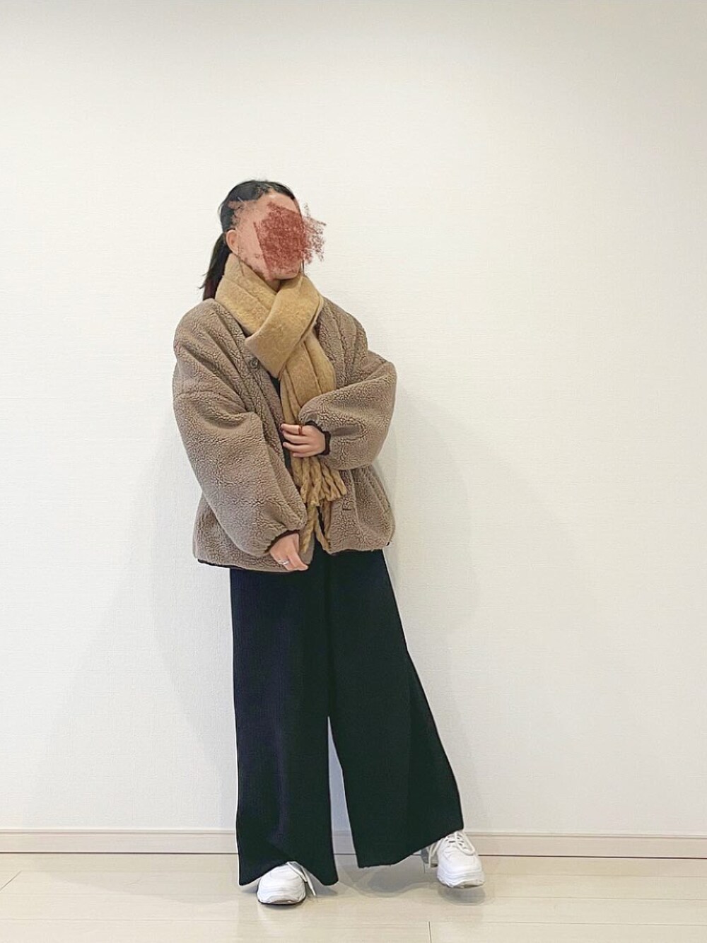 「冬コーデ、今日のコーデ、プチプラ、おしゃれさんと繋がりたい、GU、Qoo10、chocomee、低身長、ブラウン×ブラック、大晦日、ootd」｜「chocomeeのロゴフリンジマフラー（マフラー、ベージュ系）」を使った、yuri*さん（レディース・152cm）の冬コーディネートの1枚目の写真