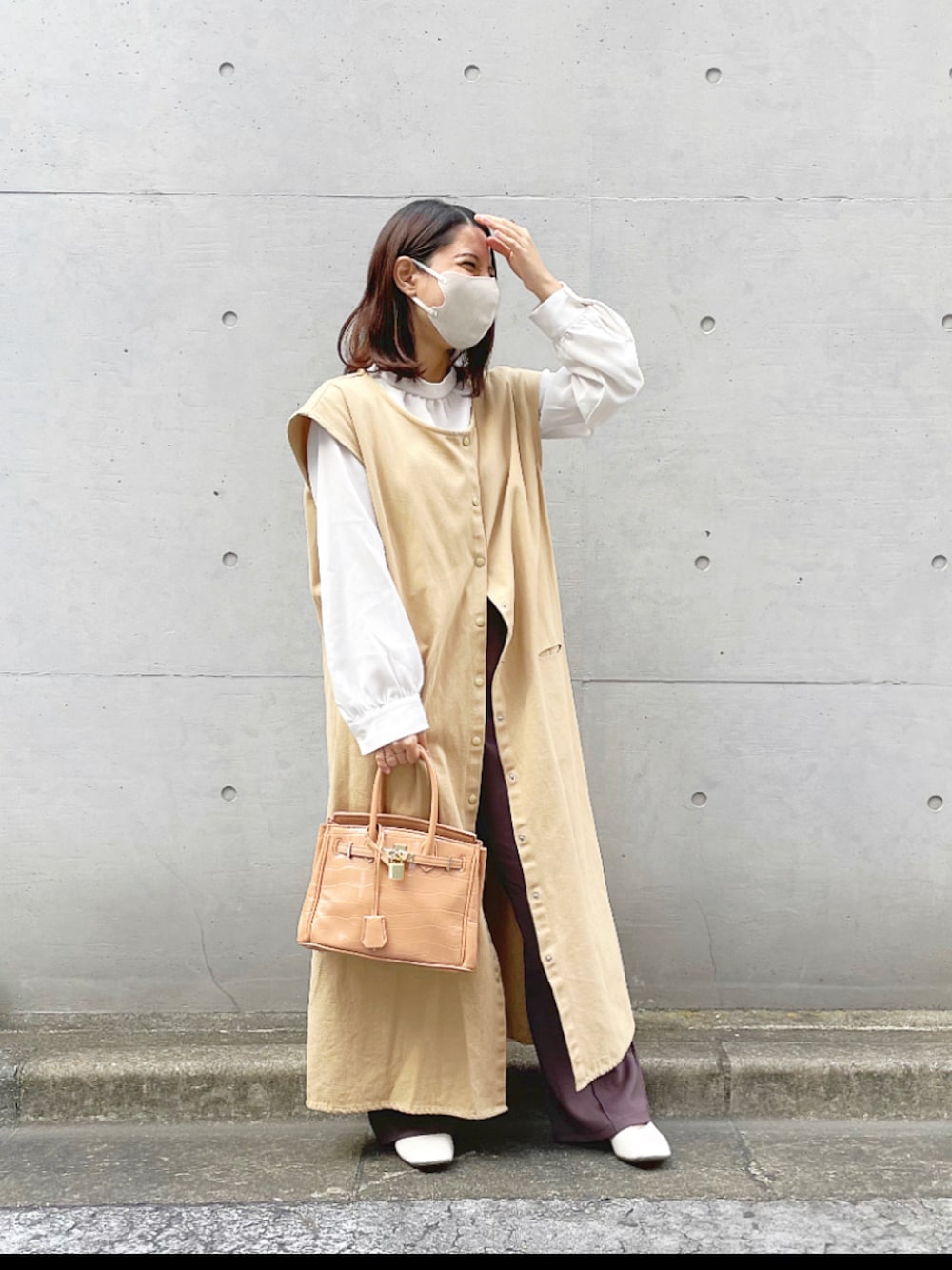 ベージュ系のワンピース、ホワイト系のシャツ/ブラウス、ブラウン系のその他パンツを着用したレディースの秋コーディネートの1枚目の写真