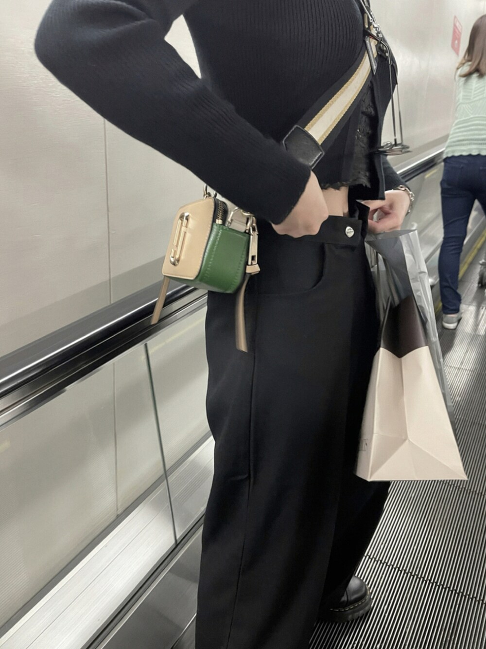 「ワントーンコーデ、オールブラック、ハイウエスト、休日スタイル、ワイドパンツ、メンズライク、プチプラ、韓国ファッション、高身長女子、骨格ストレート、肩幅ガンダムの人と繋がりたい、スラックス、フルレングスパンツ」｜「chucllaの【chuclla】【2021/SS】Tuck high-waist pants chw1482（スラックス、ブラック系）」を使った、ShiroMaruさん（レディース・168cm）の秋コーディネートの1枚目の写真