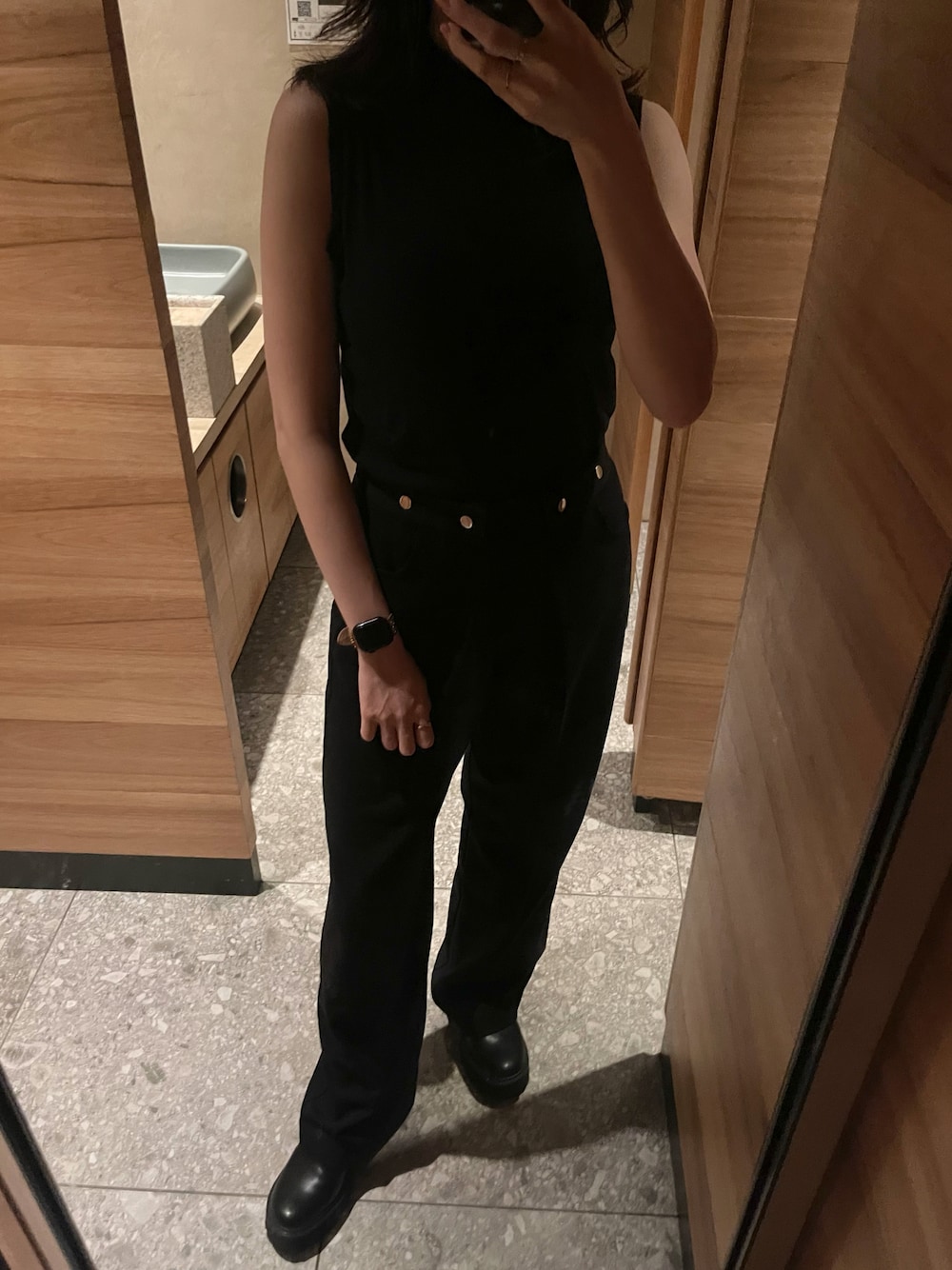 「秋服、chuclla、大人かわいい、オールブラック、ワントーンコーデ、秋服準備はじめました、ニット、ノースリーブニット、パンツコーデ、パンツスタイル、高身長女子、高身長コーデ、骨格ストレート、骨スト、ゆるコーデ」｜「chucllaの【chuclla】【2021/SS】Tuck high-waist pants chw1482（スラックス、ブラック系）」を使った、ShiroMaruさん（レディース・168cm）の秋コーディネートの1枚目の写真