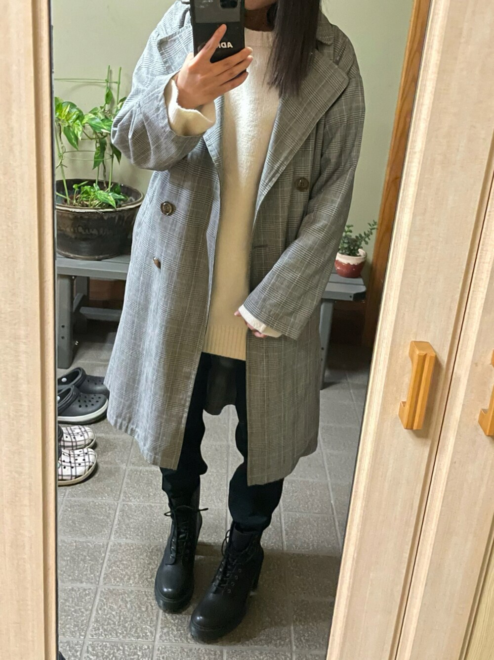 「カジュアル、シンプル、プチプラコーデ、秋服、低身長、着回しコーデ、低身長コーデ、秋コーデ、秋冬コーデ、おしゃれさんと繋がりたい、adrer、だから秋服が好き」｜「earth music&ecologyのアイテム（トレンチコート、シルバー系）」を使った、真琴さん（レディース・151cm）の秋コーディネートの1枚目の写真