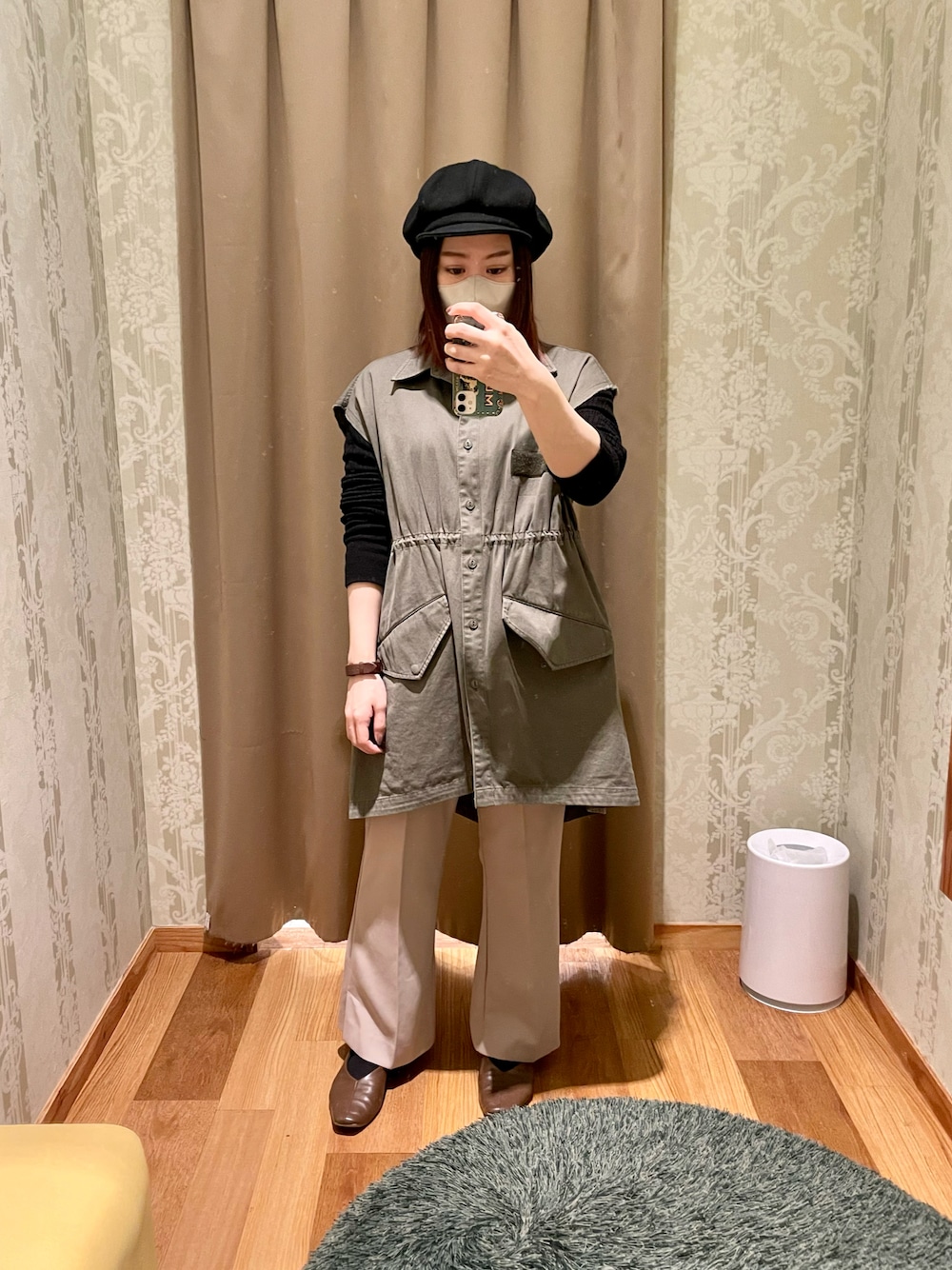 「楽チンコーデ、フレアパンツ、低身長、ベストコーデ、キャスケット」｜「earth music&ecologyのアイテム（その他パンツ、ベージュ系）」を使った、真 花さん（レディース・151cm）の冬コーディネートの1枚目の写真