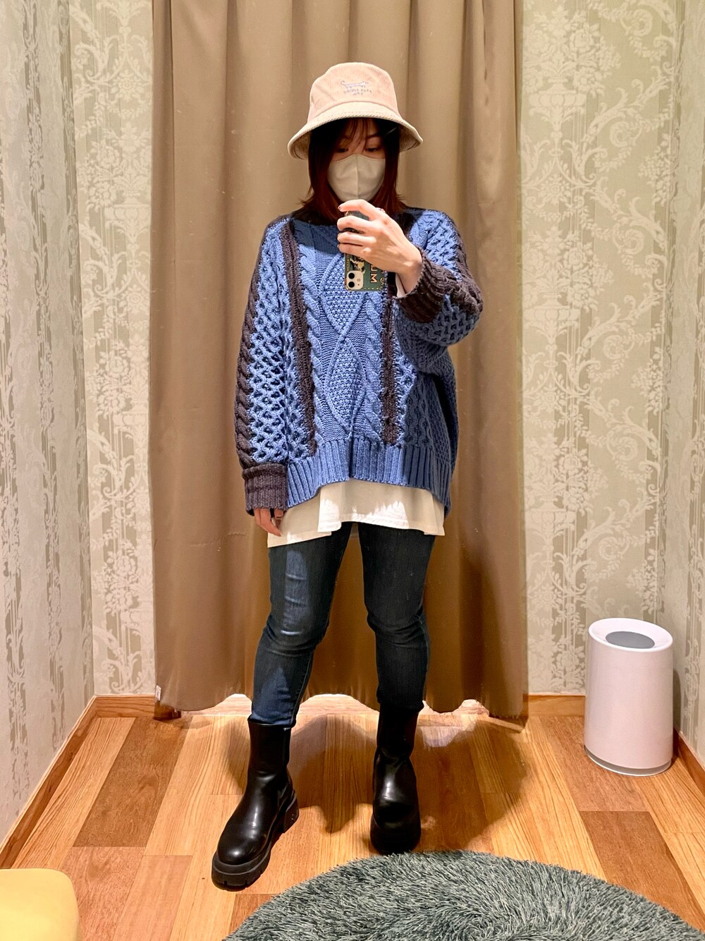 「パンツコーデ、低身長コーデ、ニットコーデ、ブーツスタイル、デニムコーデ、プチプラ、バケットハット、ストリートMIX」｜「Design Tshirts Store graniphのアイテム（ハット、ベージュ系）」を使った、真 花さん（レディース・151cm）の冬コーディネートの1枚目の写真