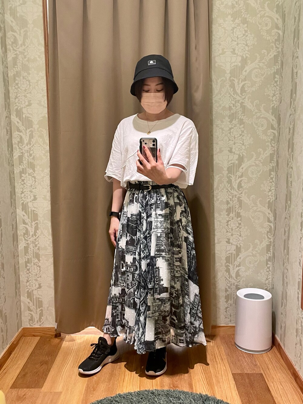 「スカートスタイル、低身長女子、バケットハット、Tシャツ、アシンメトリースカート、スカート×スニーカー、ダメージTシャツ」｜「SCANDINAVIAN FORESTのスカンジナビアンフォレスト バケットハット（ハット、ブラック系）」を使った、真 花さん（レディース・151cm）の夏コーディネートの1枚目の写真