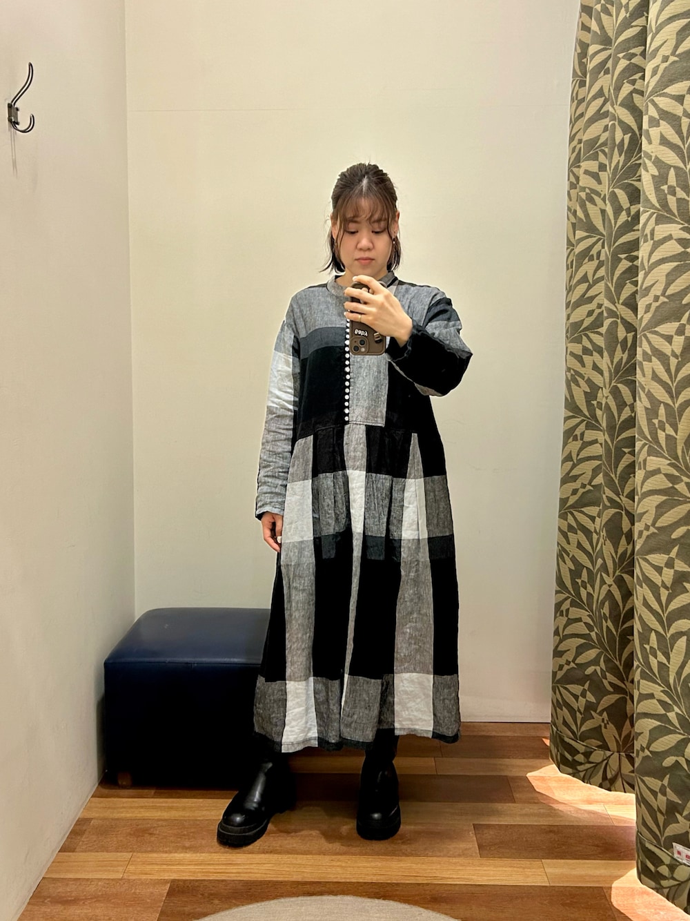 「低身長、ワンピース、モノトーンコーデ、ワンピーススタイル、ハーフアップお団子」｜「08Mabのアイテム（ワンピース、ブラック系）」を使った、真 花さん（レディース・151cm）の冬コーディネートの1枚目の写真
