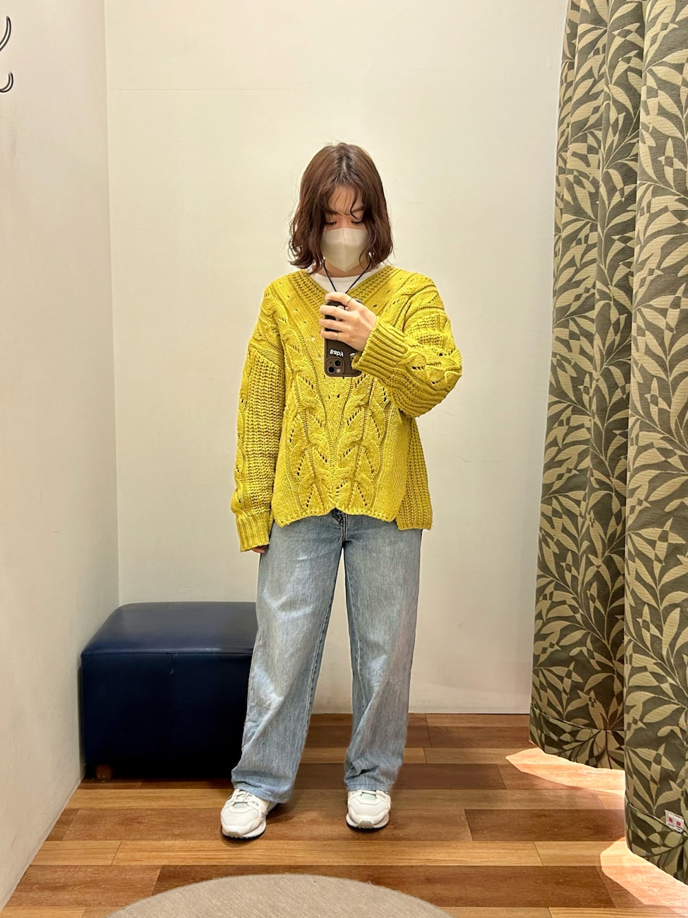 「スニーカーコーデ、低身長、春服コーデ、プチプラコーデ、ラクチンコーデ、イエロー×ブルー」｜「UNIQLOのワイドフィットカーブジーンズ（デニムパンツ、ブルー系）」を使った、真 花さん（レディース・151cm）の冬コーディネートの1枚目の写真