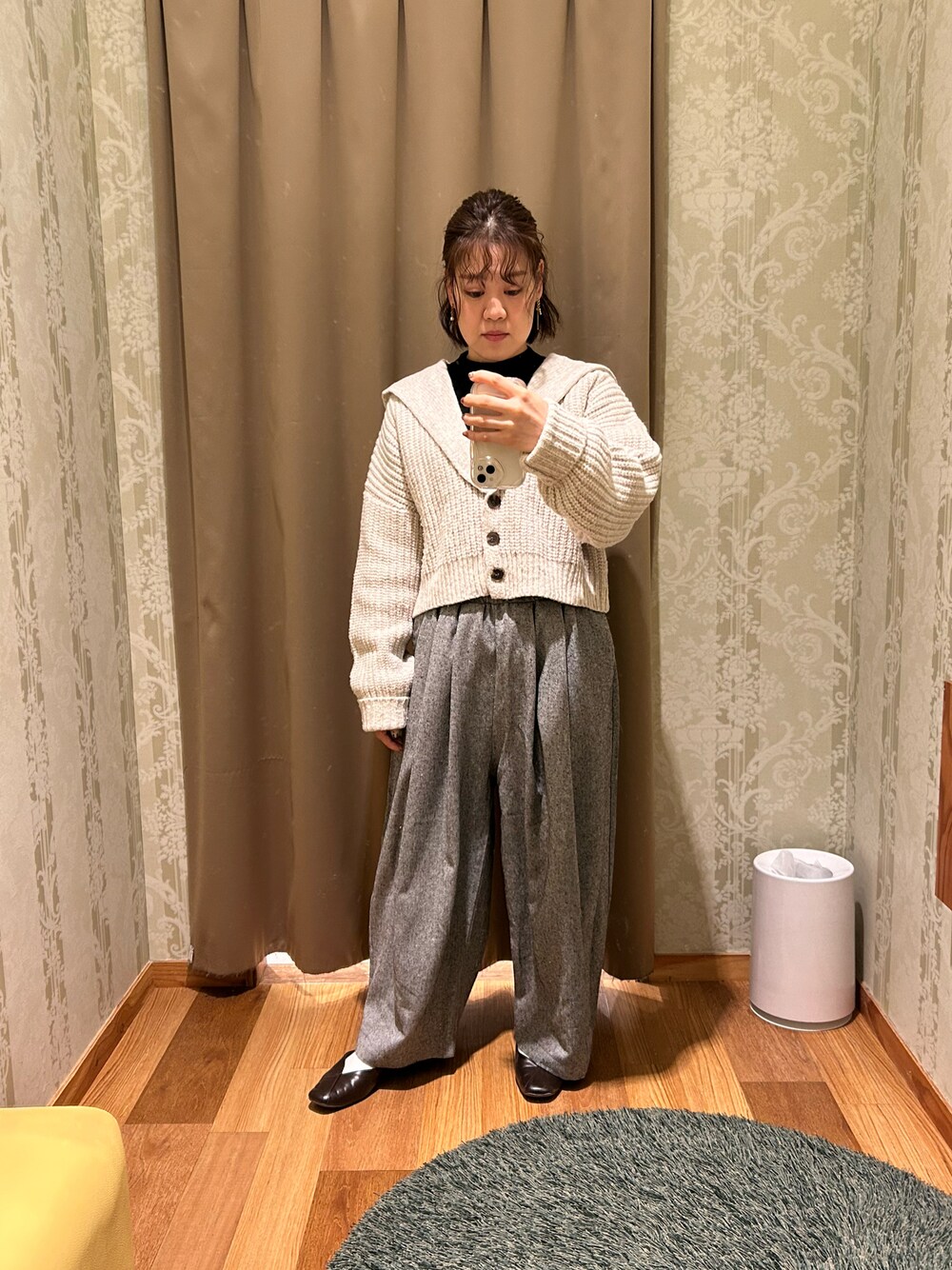 「30代コーデ、ラクチンコーデ、モノトーン、低身長」｜「GRLのアイテム（カーディガン/ボレロ、ホワイト系）」を使った、真 花さん（レディース・151cm）の冬コーディネートの1枚目の写真